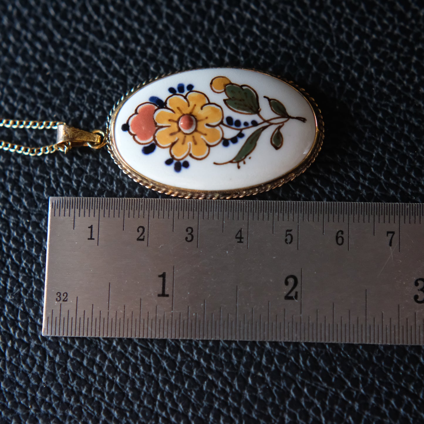 Vintage Hand-Painted Delft Floral Porcelain Pendant Necklace – Oval Gold-Tone Frame