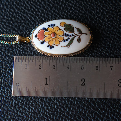 Vintage Hand-Painted Delft Floral Porcelain Pendant Necklace – Oval Gold-Tone Frame