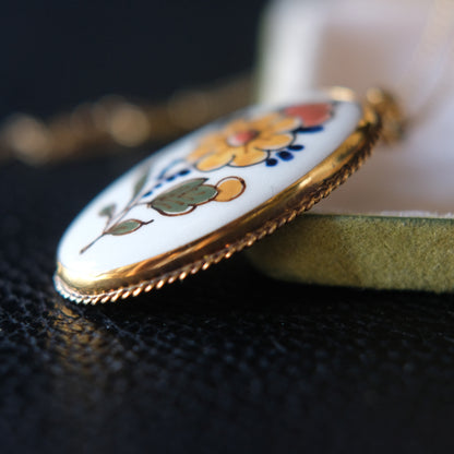 Vintage Hand-Painted Delft Floral Porcelain Pendant Necklace – Oval Gold-Tone Frame