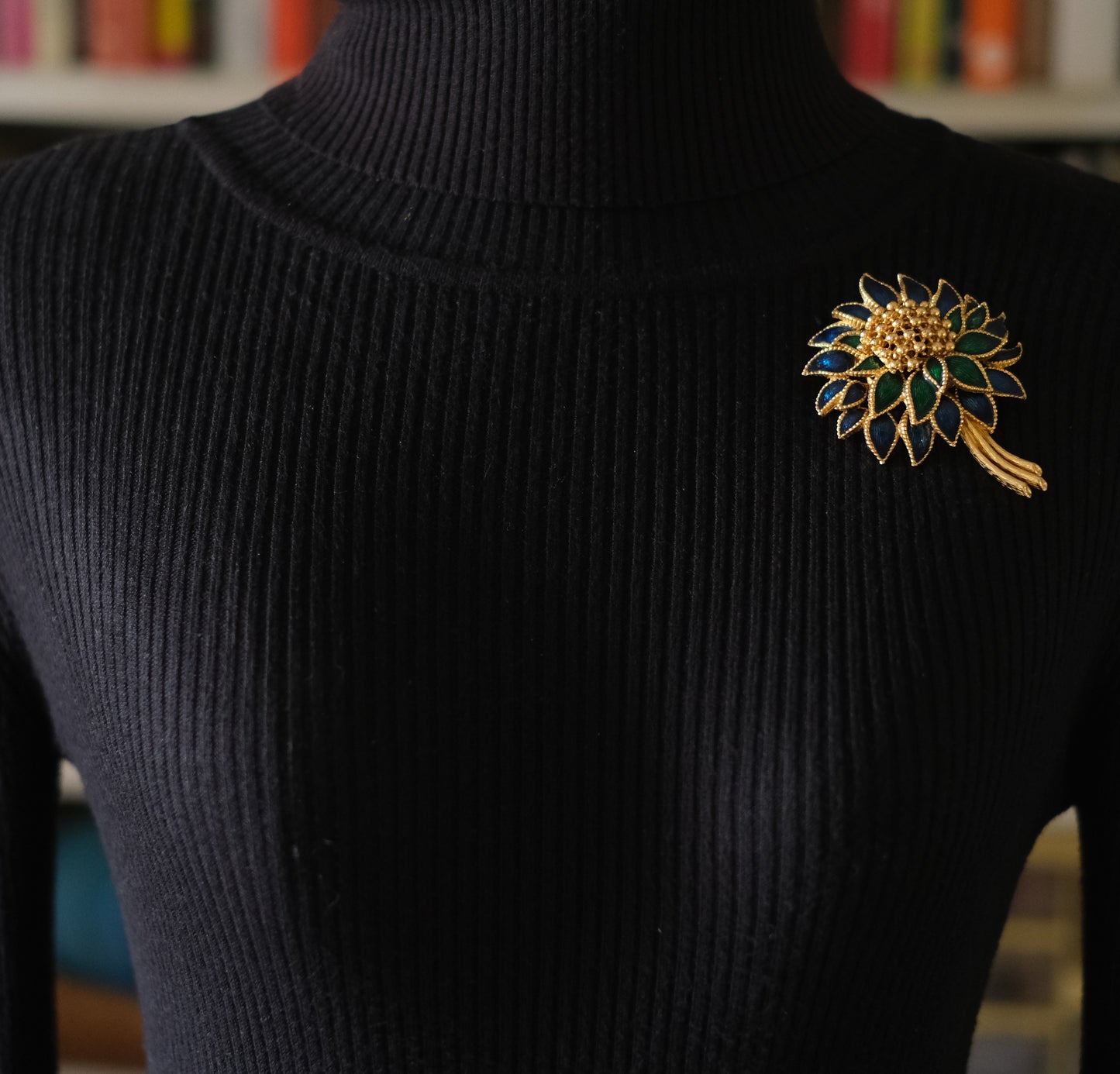 ❤️ Vintage Blue Green Enamel Flower Brooch Gold Tone Statement Pin