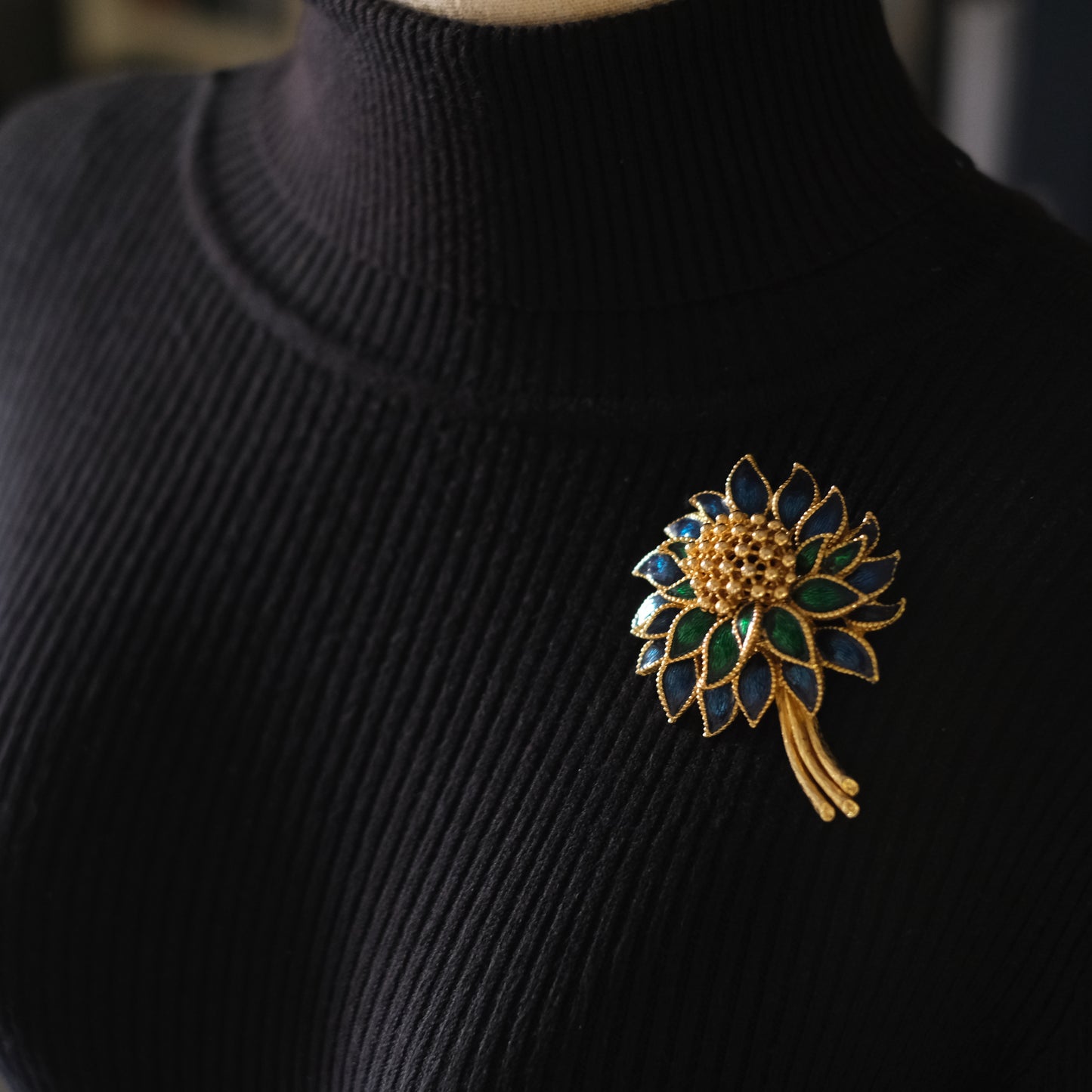 ❤️ Vintage Blue Green Enamel Flower Brooch Gold Tone Statement Pin