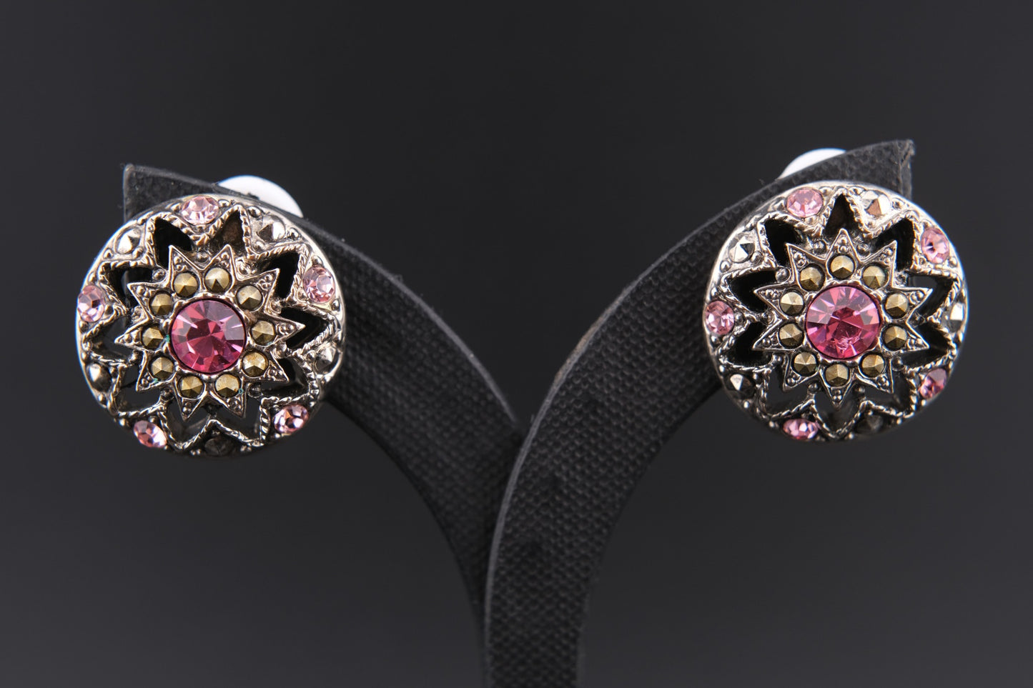 ❤️ Vintage 1928 Pink Crystal Medallion Clip Earrings – Silver-Tone, Made in USA