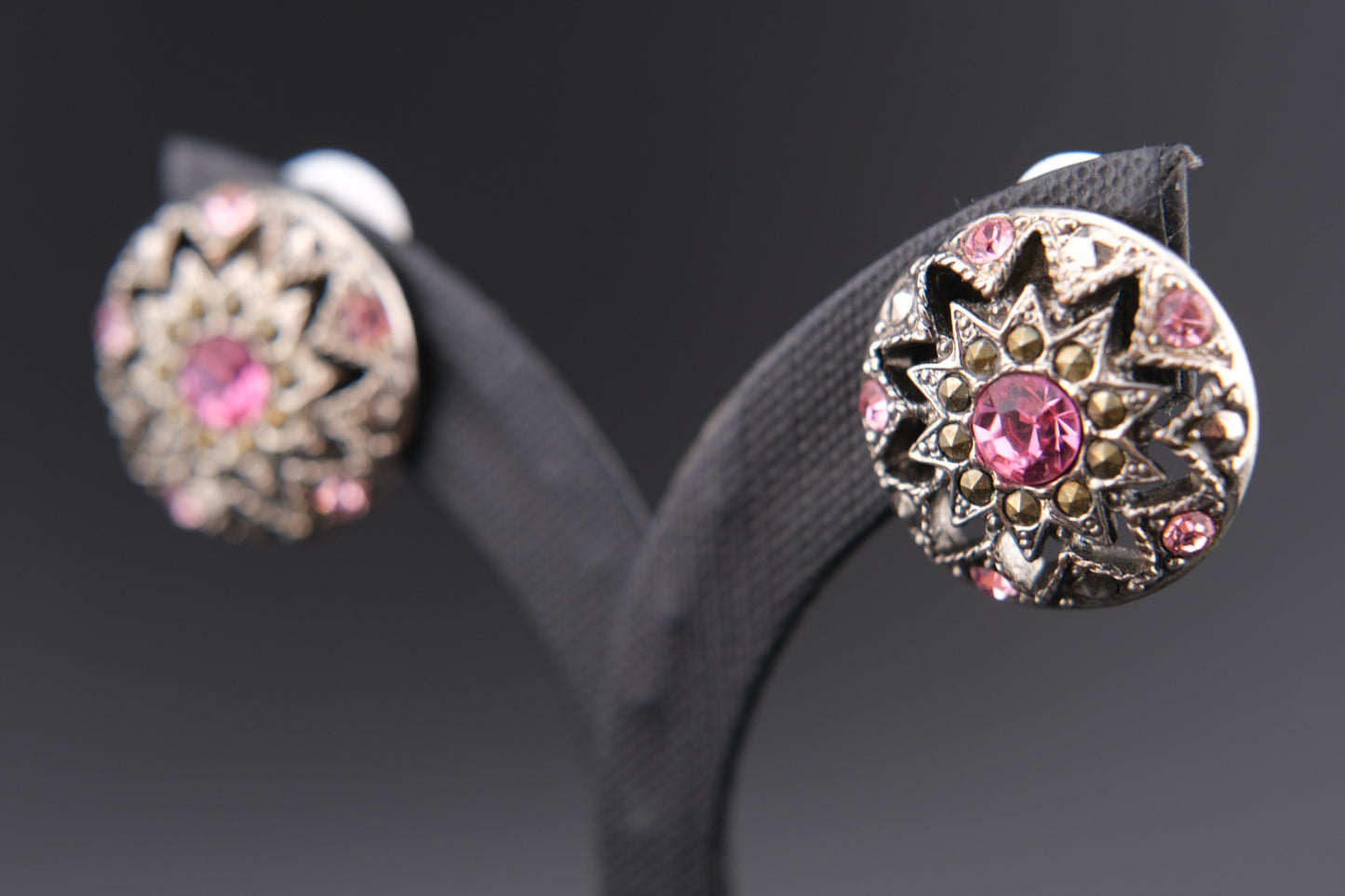 ❤️ Vintage 1928 Pink Crystal Medallion Clip Earrings – Silver-Tone, Made in USA