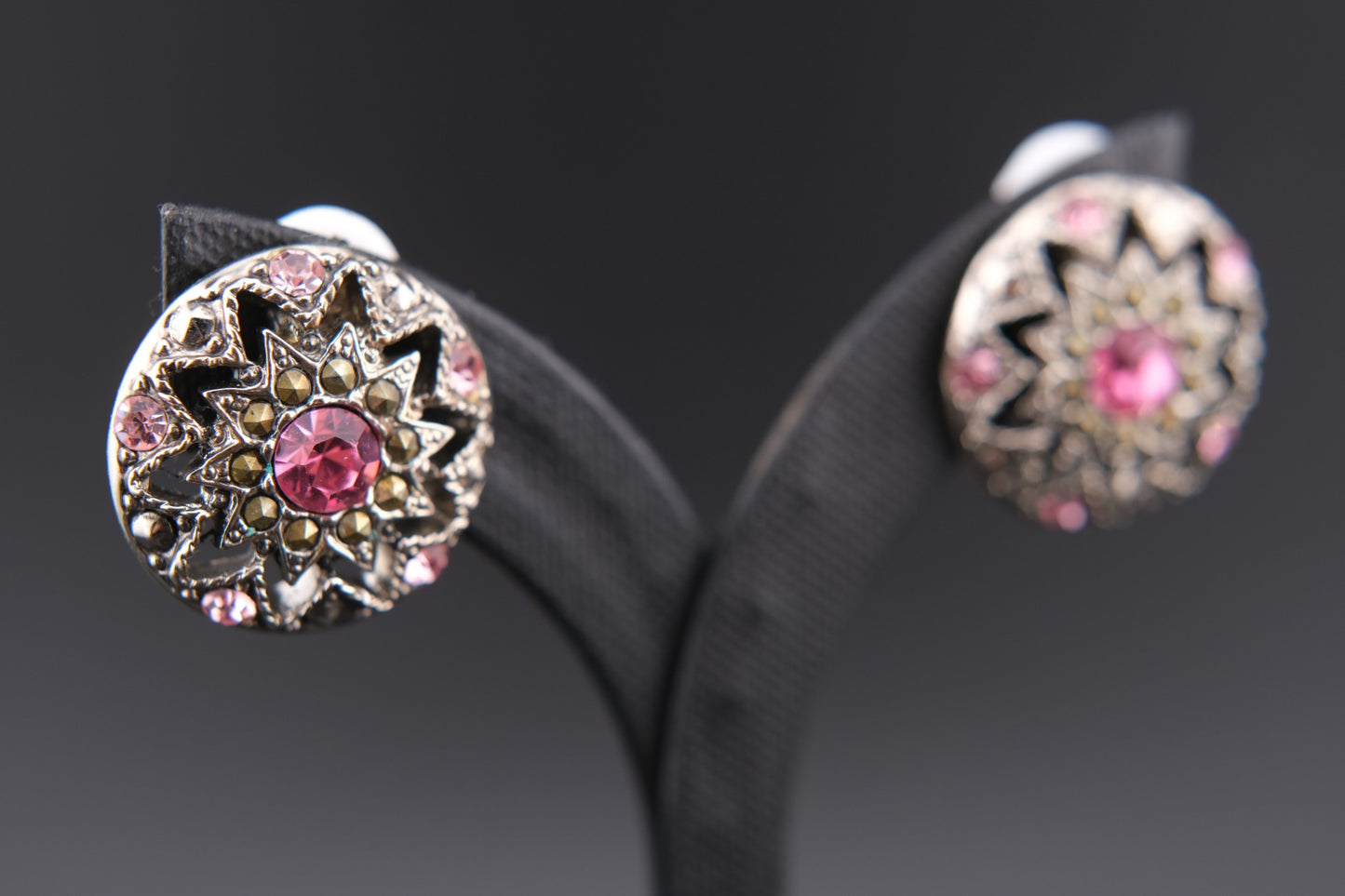 ❤️ Vintage 1928 Pink Crystal Medallion Clip Earrings – Silver-Tone, Made in USA