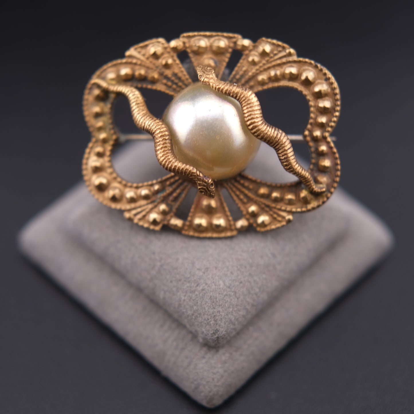 ❤️ Vintage Double Snake & Faux Pearl Brooch – Art Deco Influence, Sculptural Gold-Tone Pin