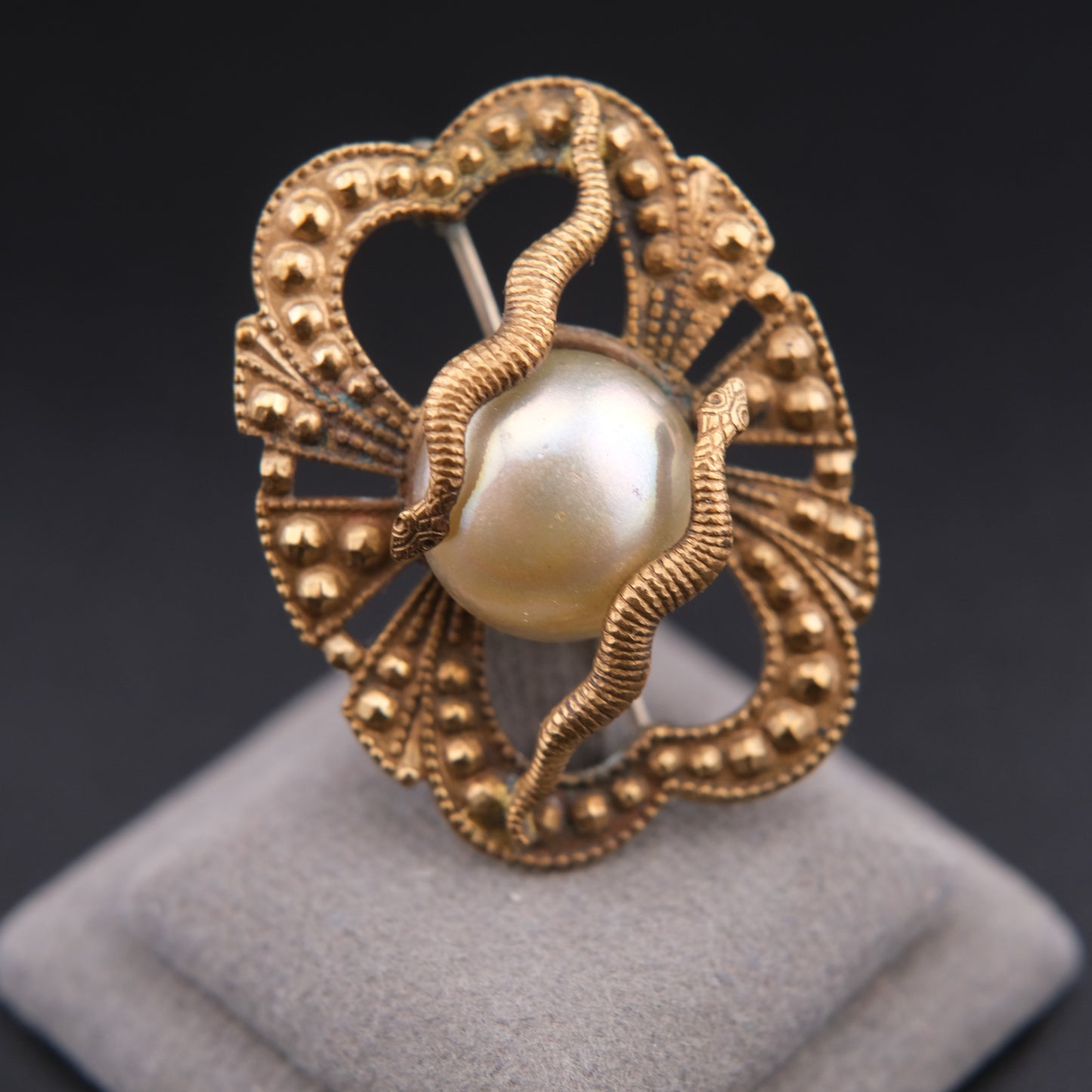 ❤️ Vintage Double Snake & Faux Pearl Brooch – Art Deco Influence, Sculptural Gold-Tone Pin