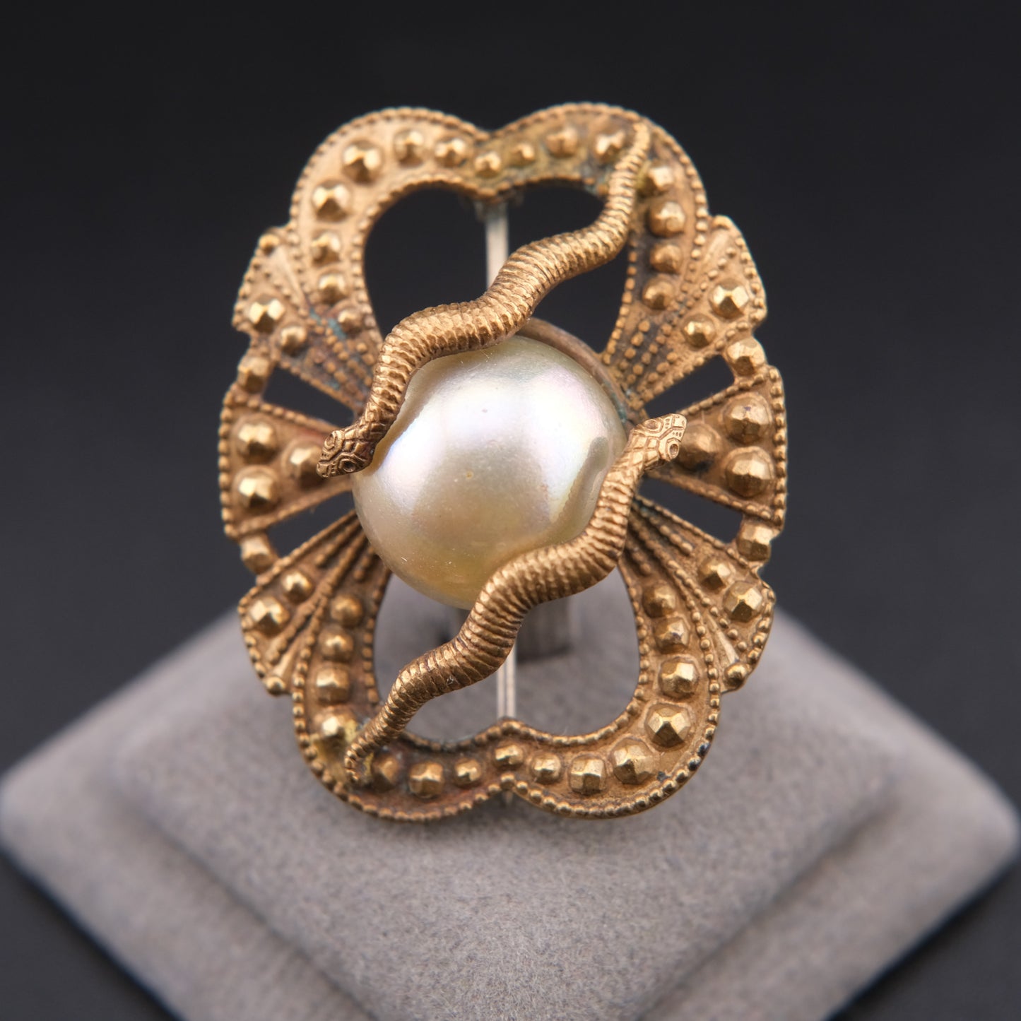 ❤️ Vintage Double Snake & Faux Pearl Brooch – Art Deco Influence, Sculptural Gold-Tone Pin