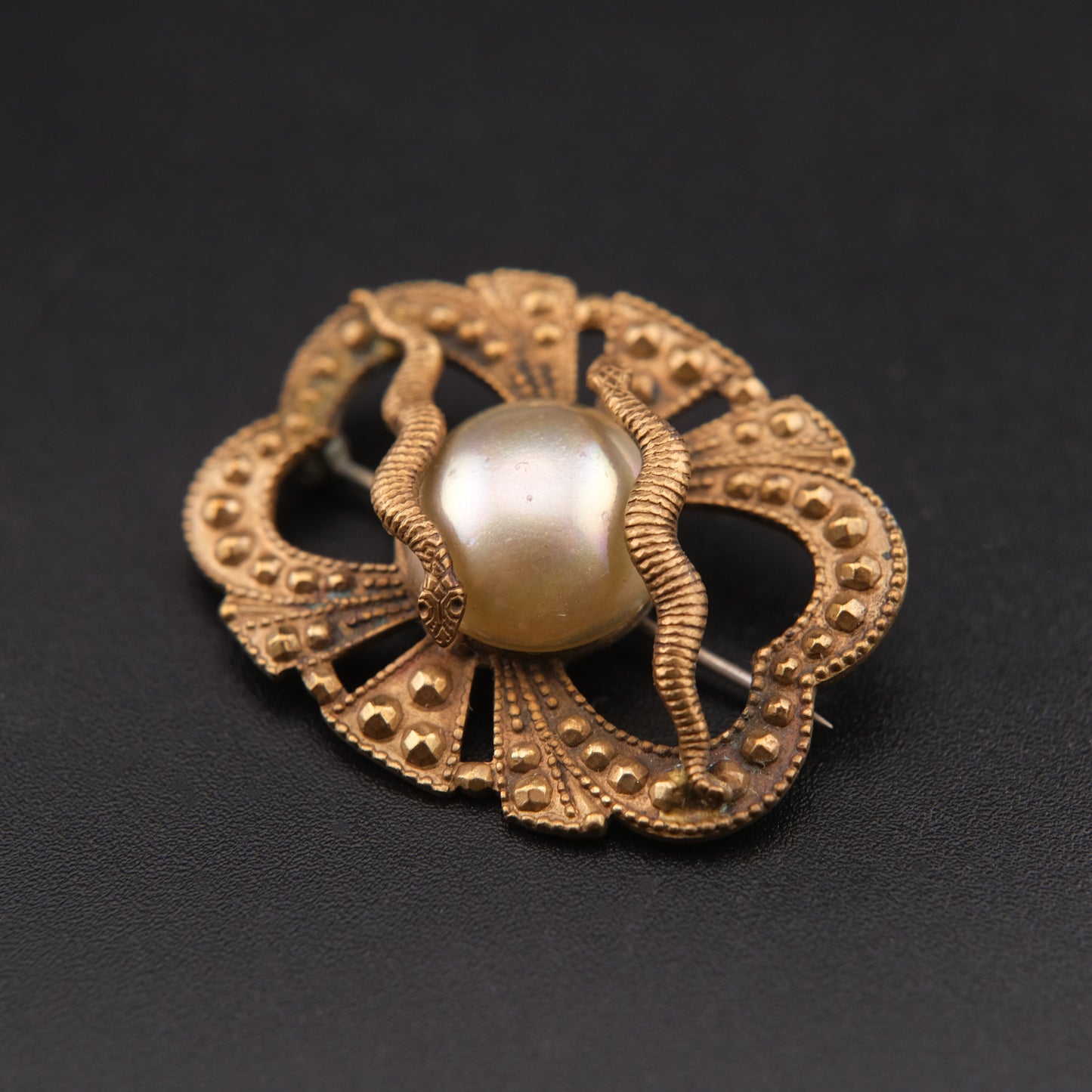 ❤️ Vintage Double Snake & Faux Pearl Brooch – Art Deco Influence, Sculptural Gold-Tone Pin