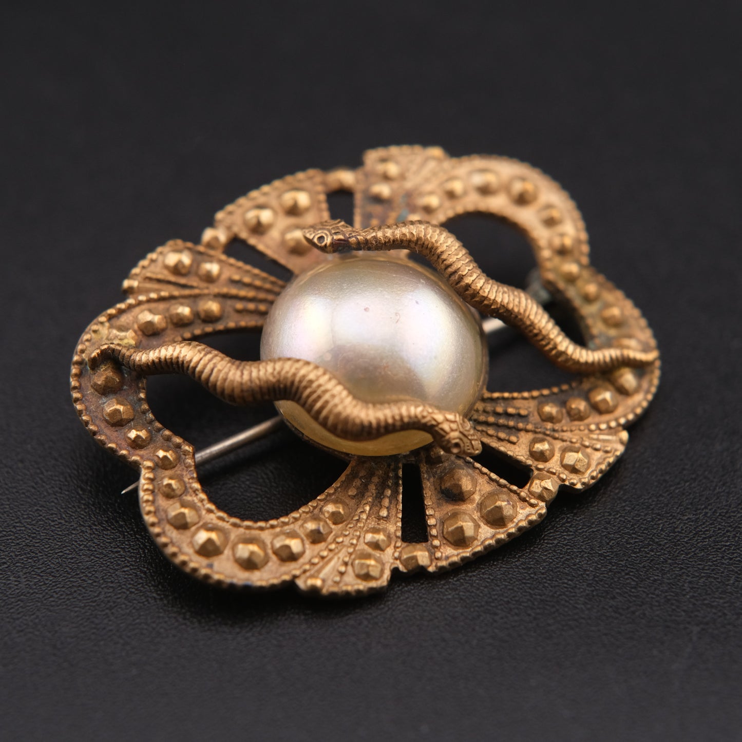 ❤️ Vintage Double Snake & Faux Pearl Brooch – Art Deco Influence, Sculptural Gold-Tone Pin