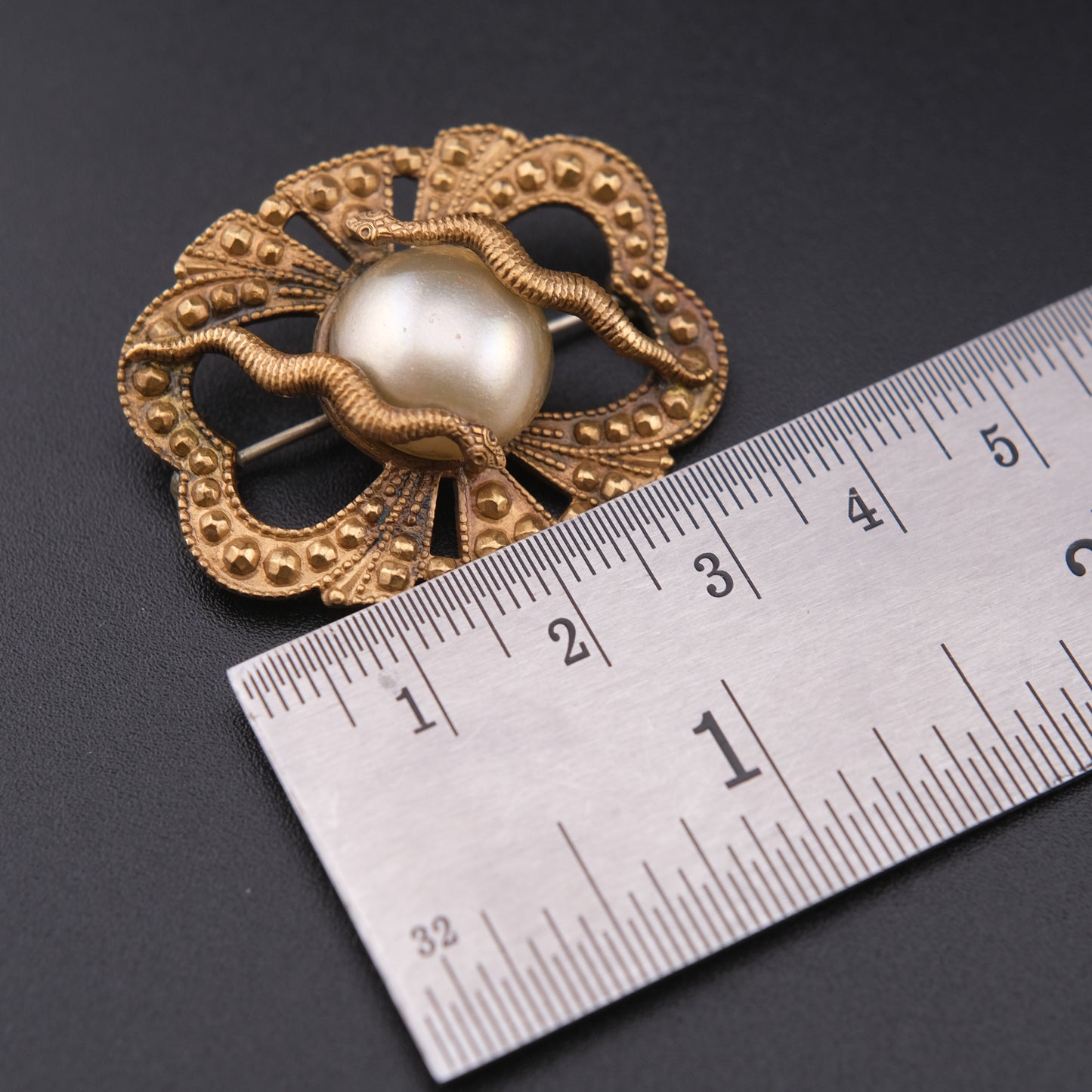 ❤️ Vintage Double Snake & Faux Pearl Brooch – Art Deco Influence, Sculptural Gold-Tone Pin