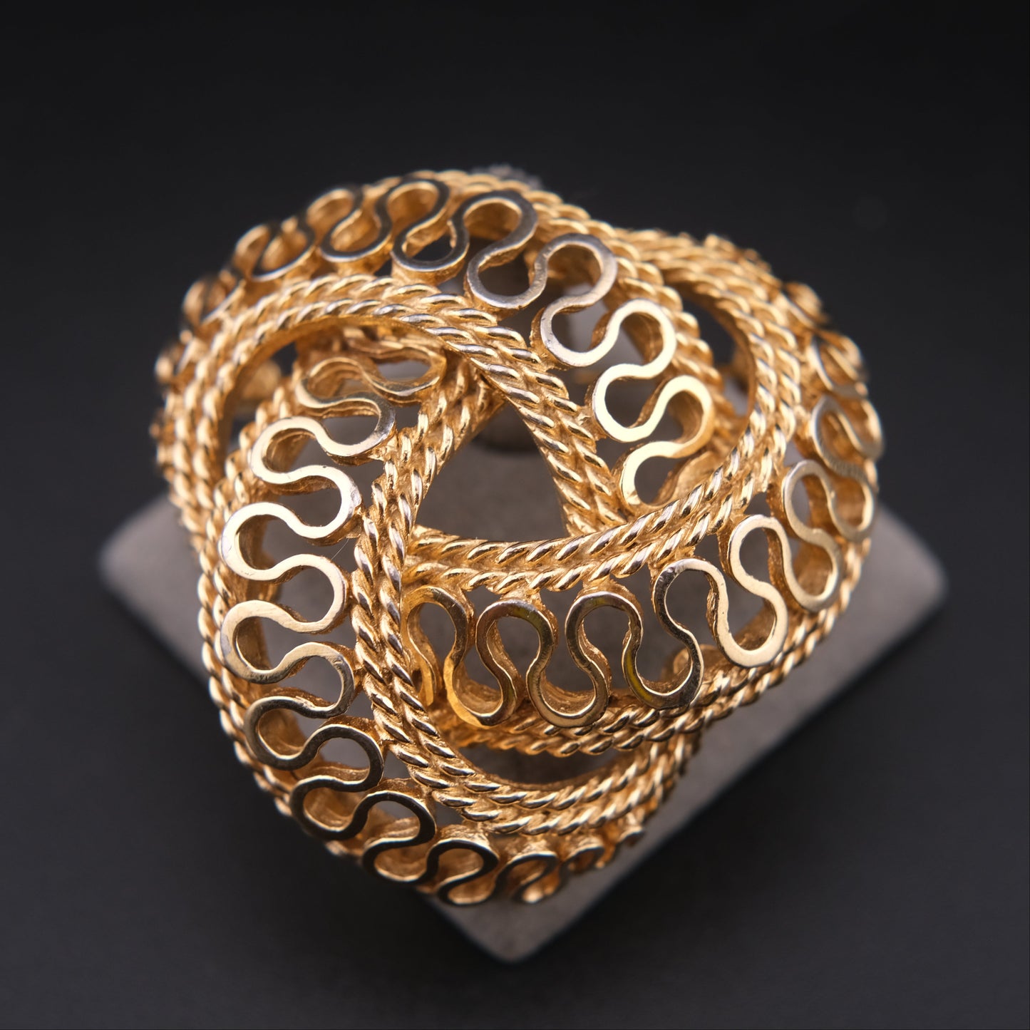 ❤️ Vintage Boucher 9126P Knot Dome Brooch – Gold Tone Openwork Woven Design