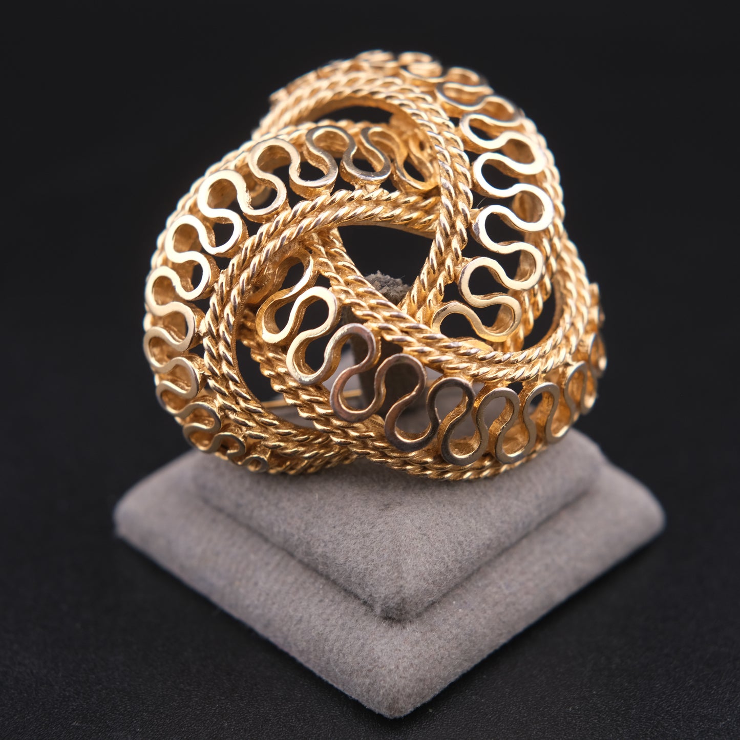 ❤️ Vintage Boucher 9126P Knot Dome Brooch – Gold Tone Openwork Woven Design