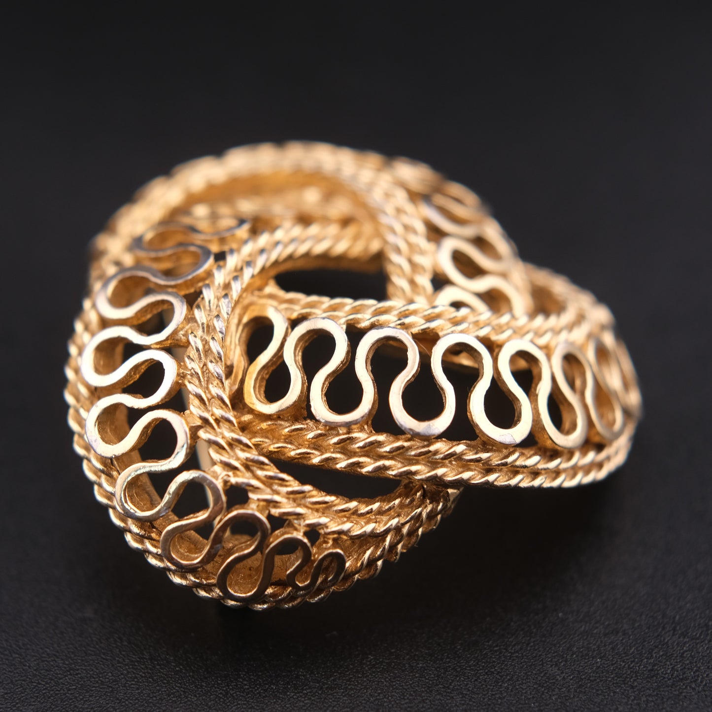 ❤️ Vintage Boucher 9126P Knot Dome Brooch – Gold Tone Openwork Woven Design