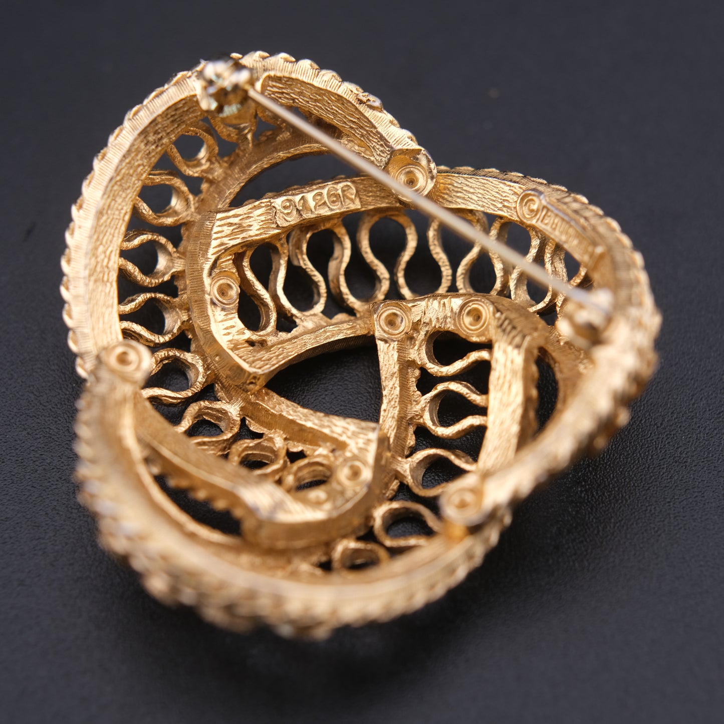 ❤️ Vintage Boucher 9126P Knot Dome Brooch – Gold Tone Openwork Woven Design