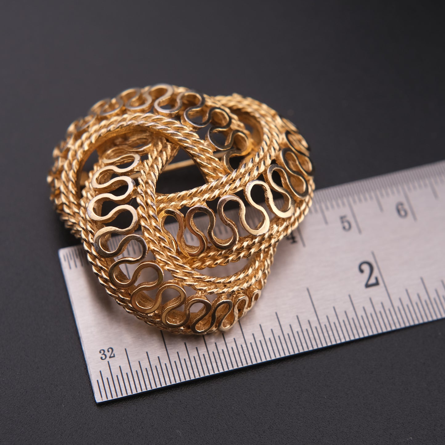 ❤️ Vintage Boucher 9126P Knot Dome Brooch – Gold Tone Openwork Woven Design