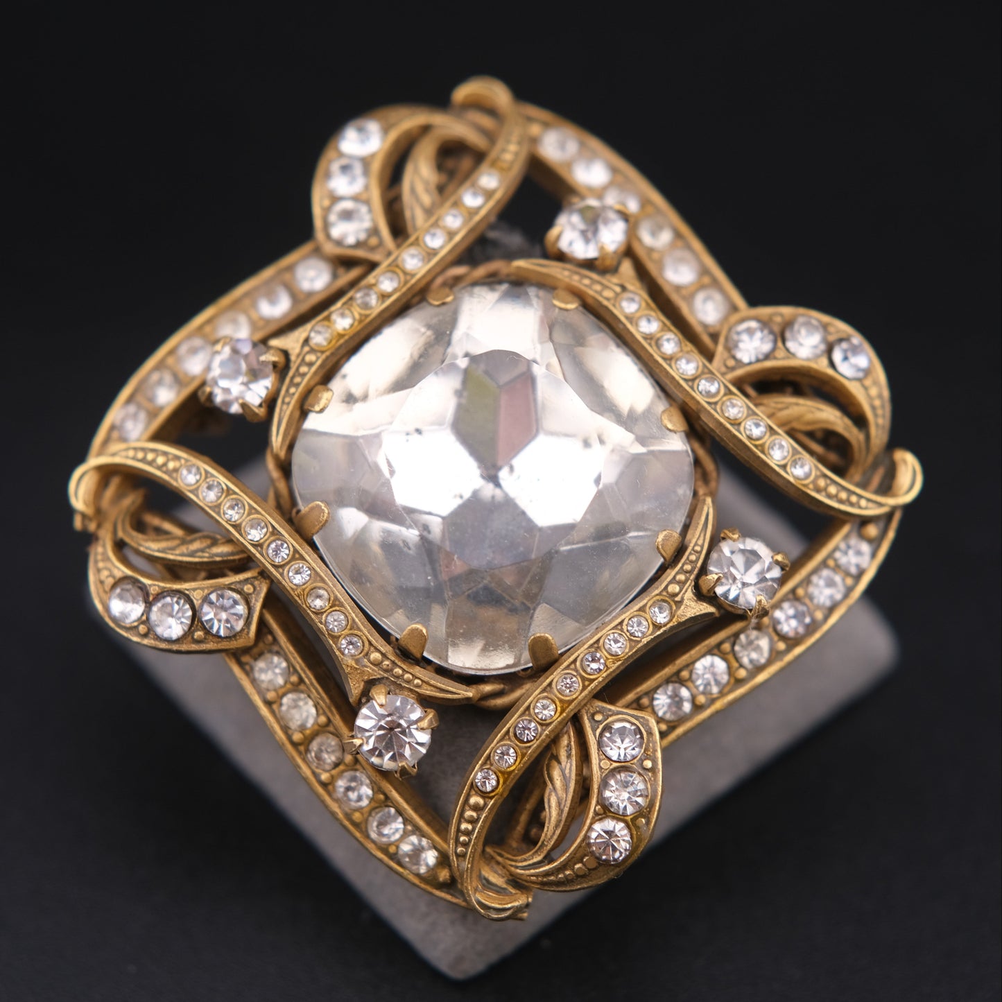 ❤️ Vintage Gold-Tone Rhinestone Brooch with Large Faceted Crystal Center, Sculptural Ribbon Design