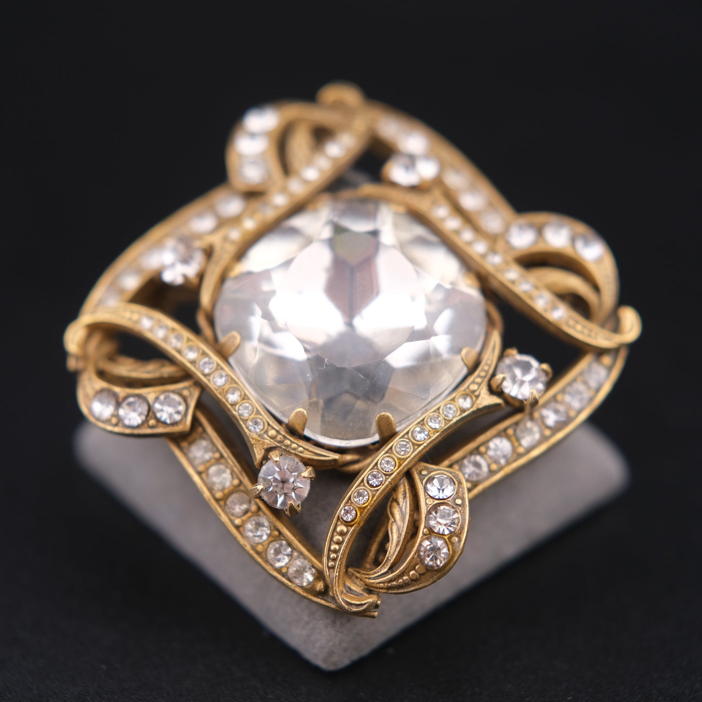 ❤️ Vintage Gold-Tone Rhinestone Brooch with Large Faceted Crystal Center, Sculptural Ribbon Design