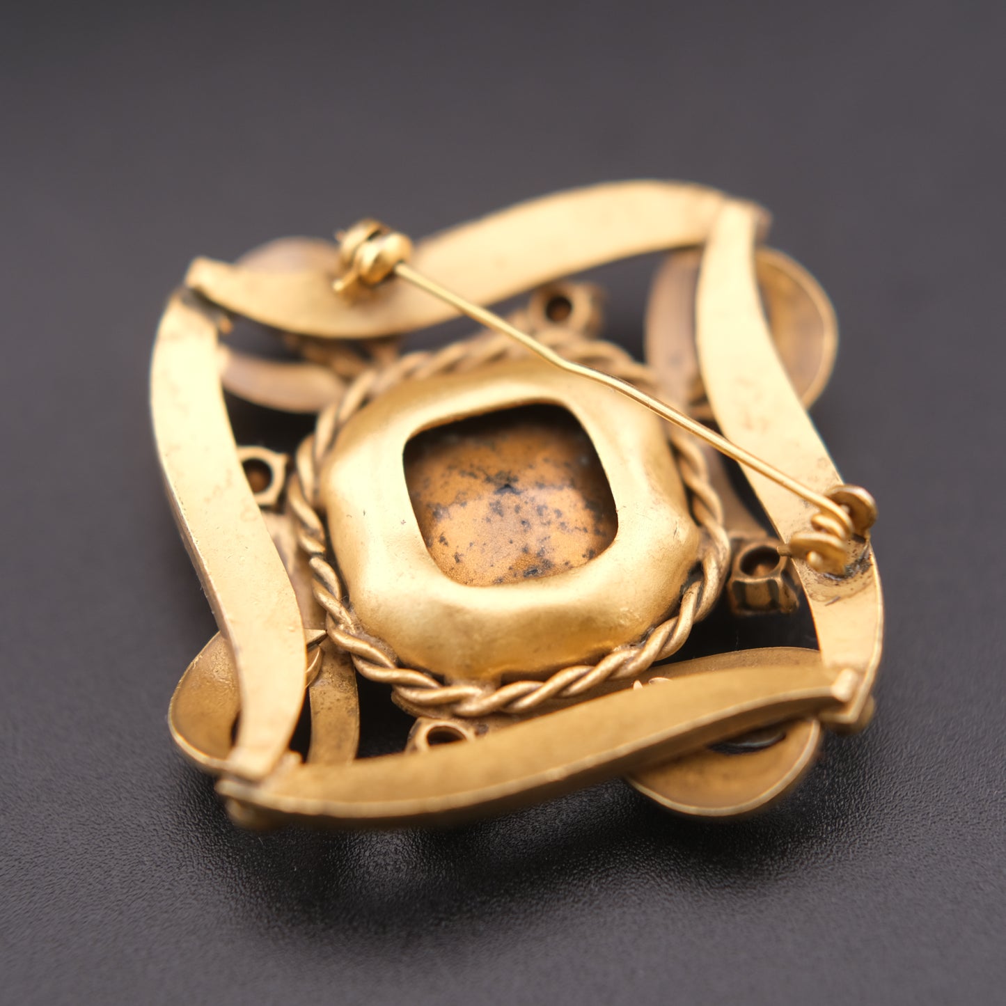 ❤️ Vintage Gold-Tone Rhinestone Brooch with Large Faceted Crystal Center, Sculptural Ribbon Design