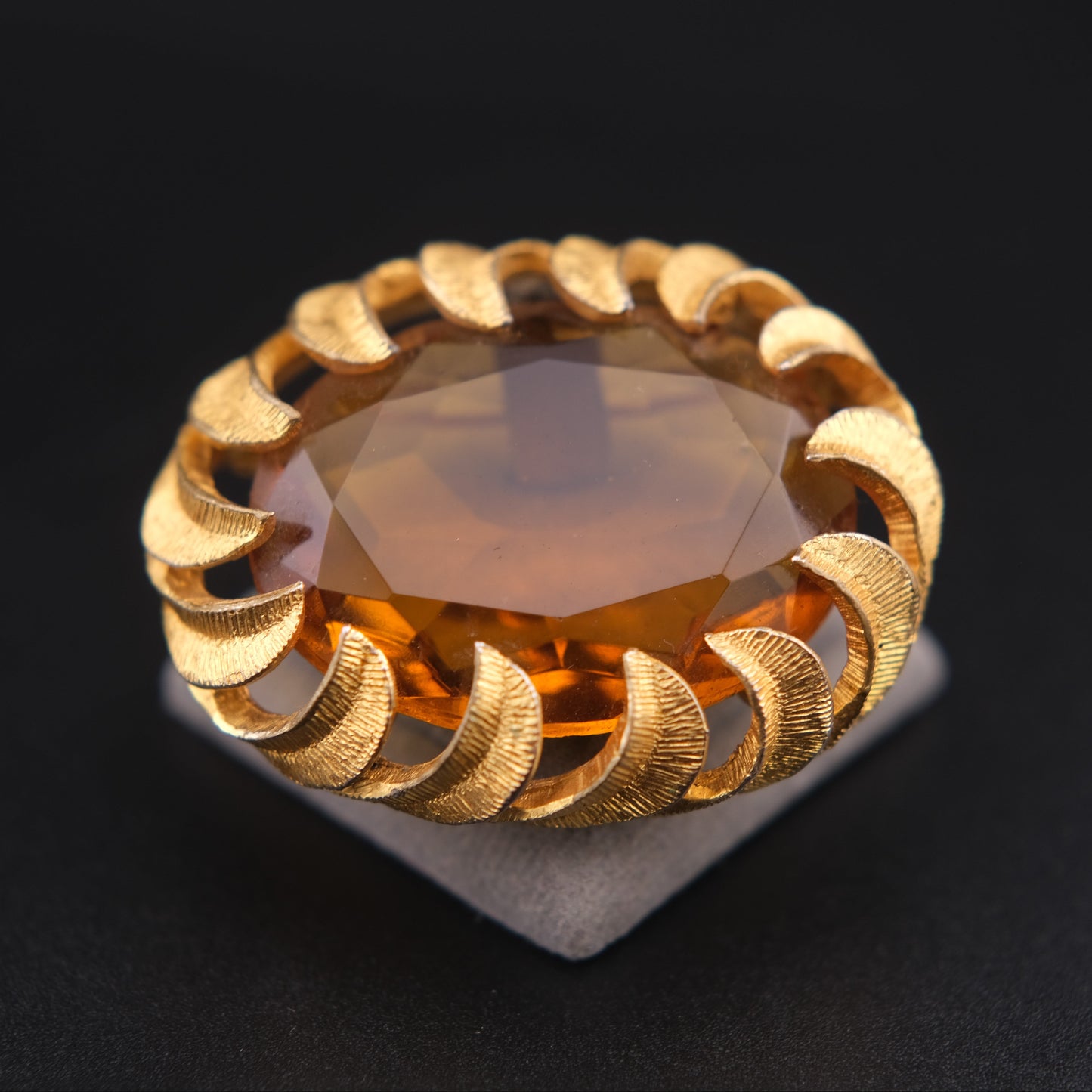 ❤️ Vintage Amber Glass Statement Brooch – Gold-Tone Textured Crescent Frame