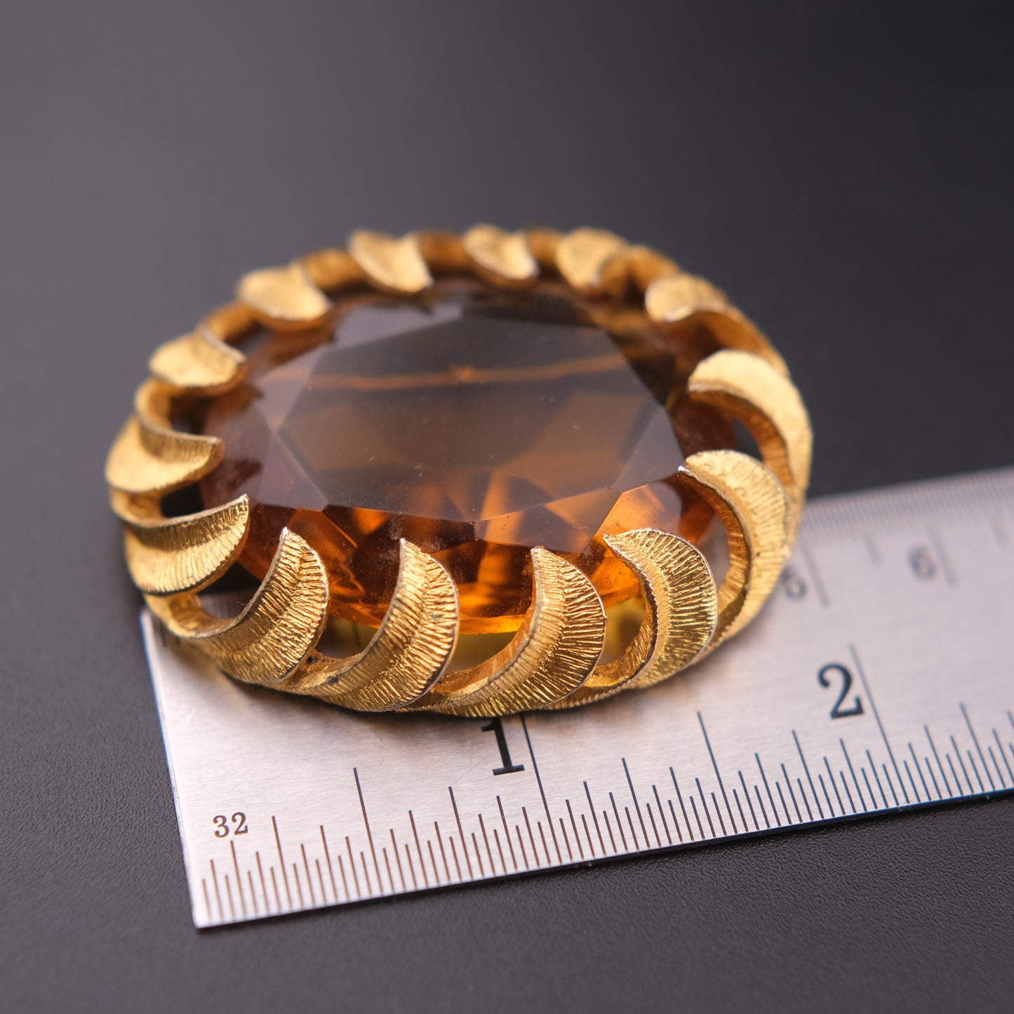 ❤️ Vintage Amber Glass Statement Brooch – Gold-Tone Textured Crescent Frame