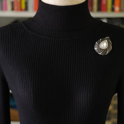 ❤️ Vintage Carolee Rhinestone Swirl Brooch with Teardrop Crystal