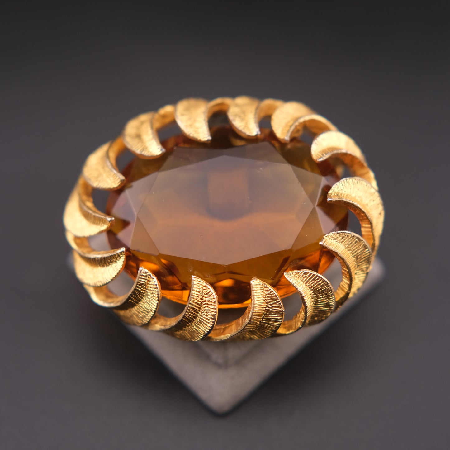 ❤️ Vintage Amber Glass Statement Brooch – Gold-Tone Textured Crescent Frame