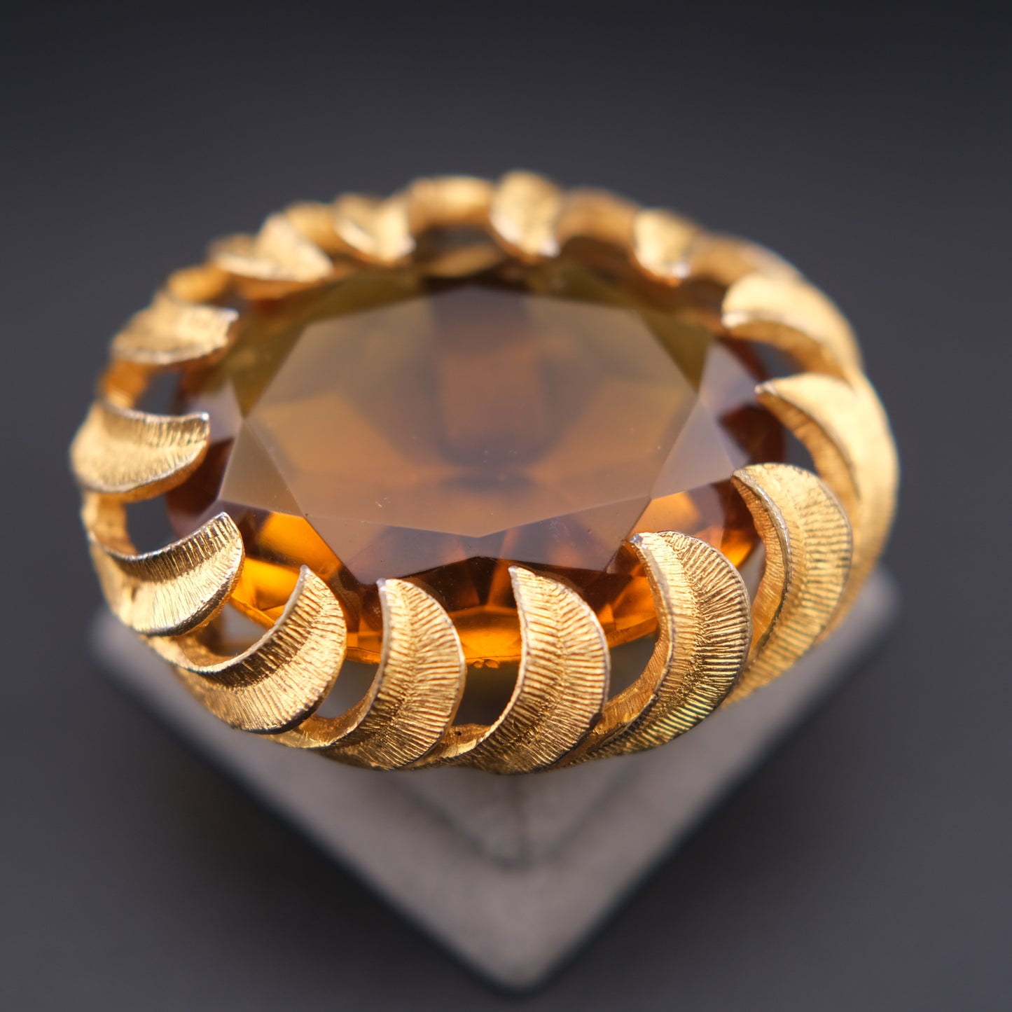 ❤️ Vintage Amber Glass Statement Brooch – Gold-Tone Textured Crescent Frame