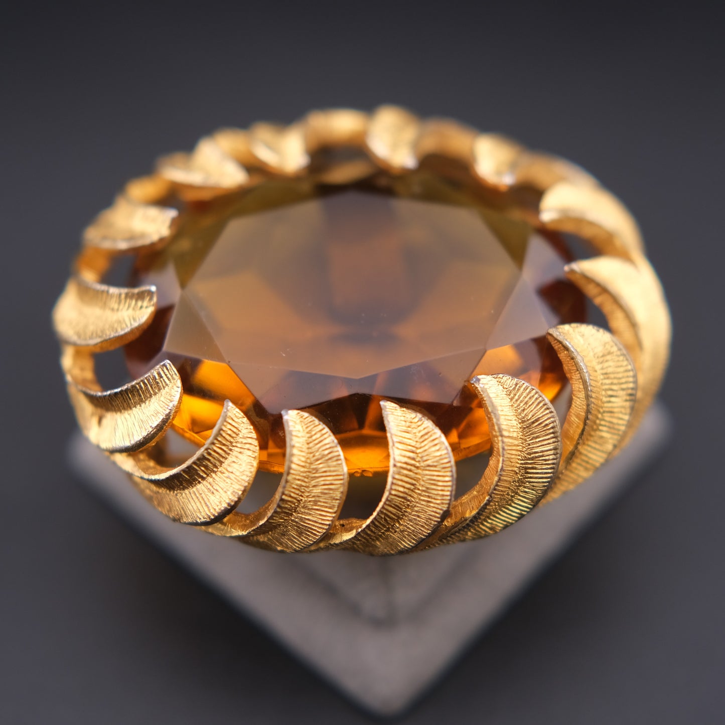 ❤️ Vintage Amber Glass Statement Brooch – Gold-Tone Textured Crescent Frame