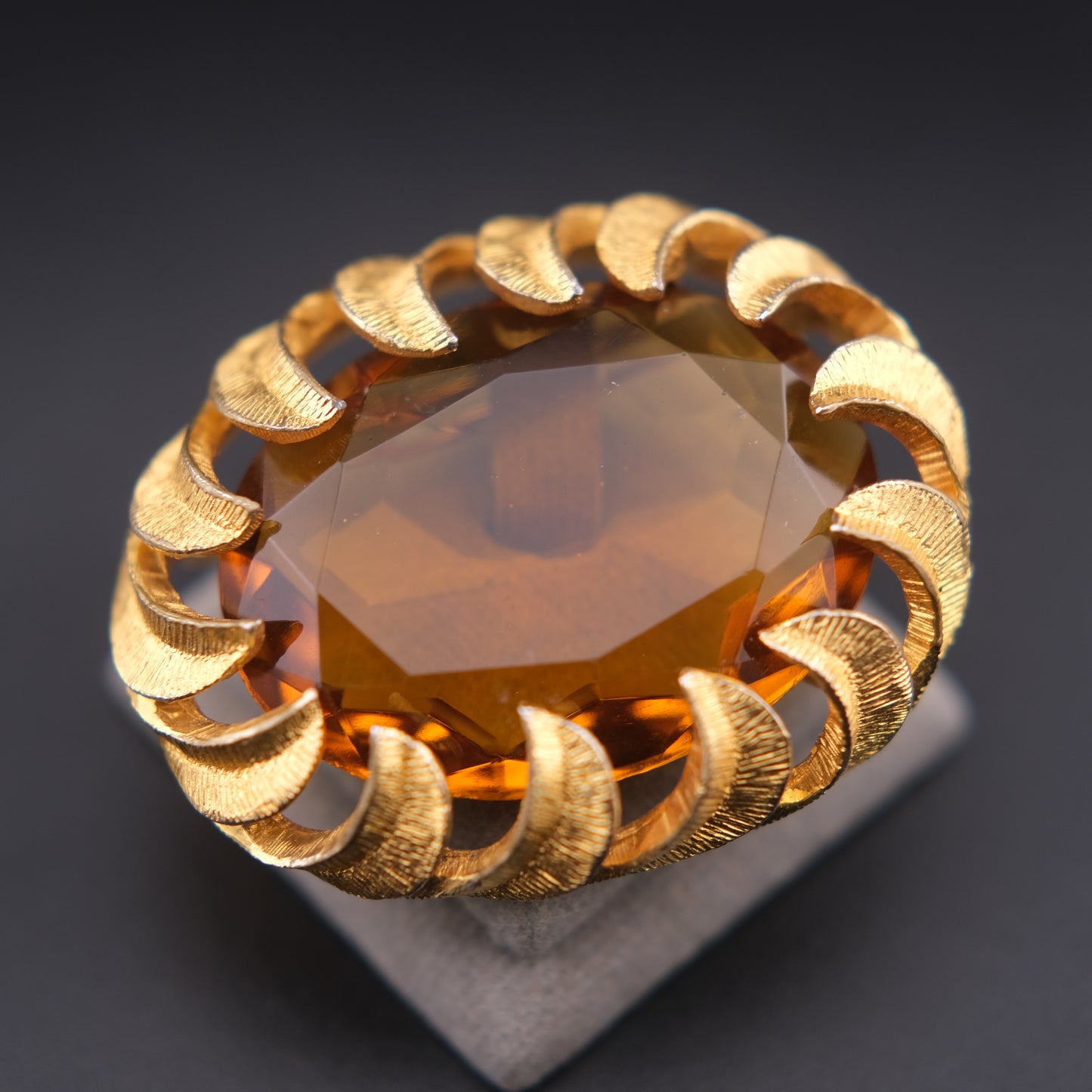 ❤️ Vintage Amber Glass Statement Brooch – Gold-Tone Textured Crescent Frame