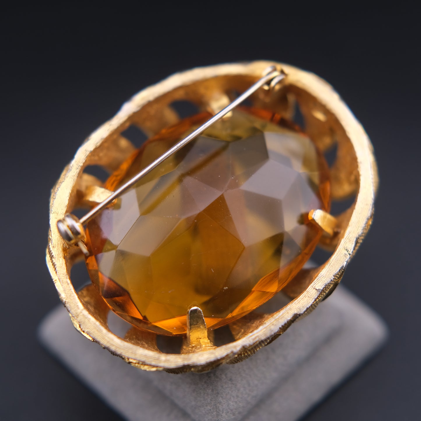 ❤️ Vintage Amber Glass Statement Brooch – Gold-Tone Textured Crescent Frame
