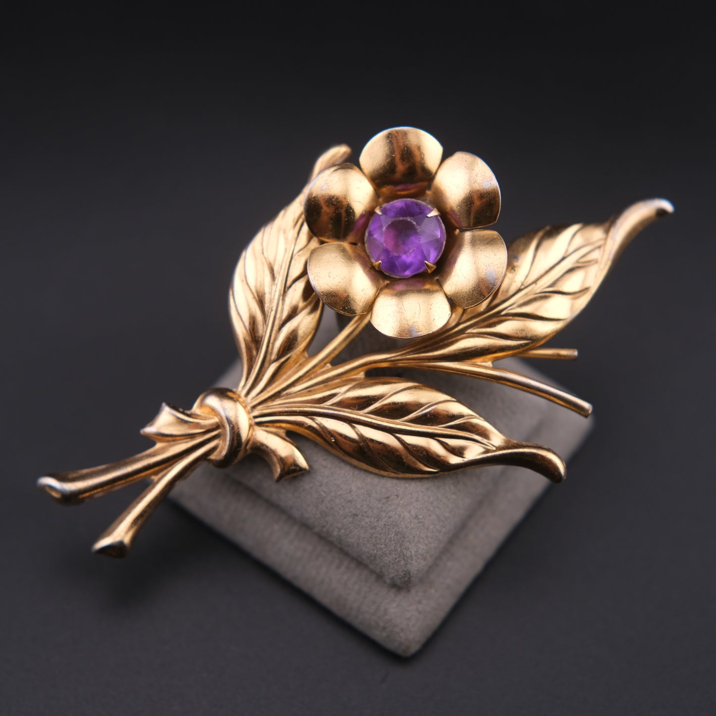 ❤️ Vintage 1940s Gold Tone Floral Spray Brooch with Purple Resin Flower