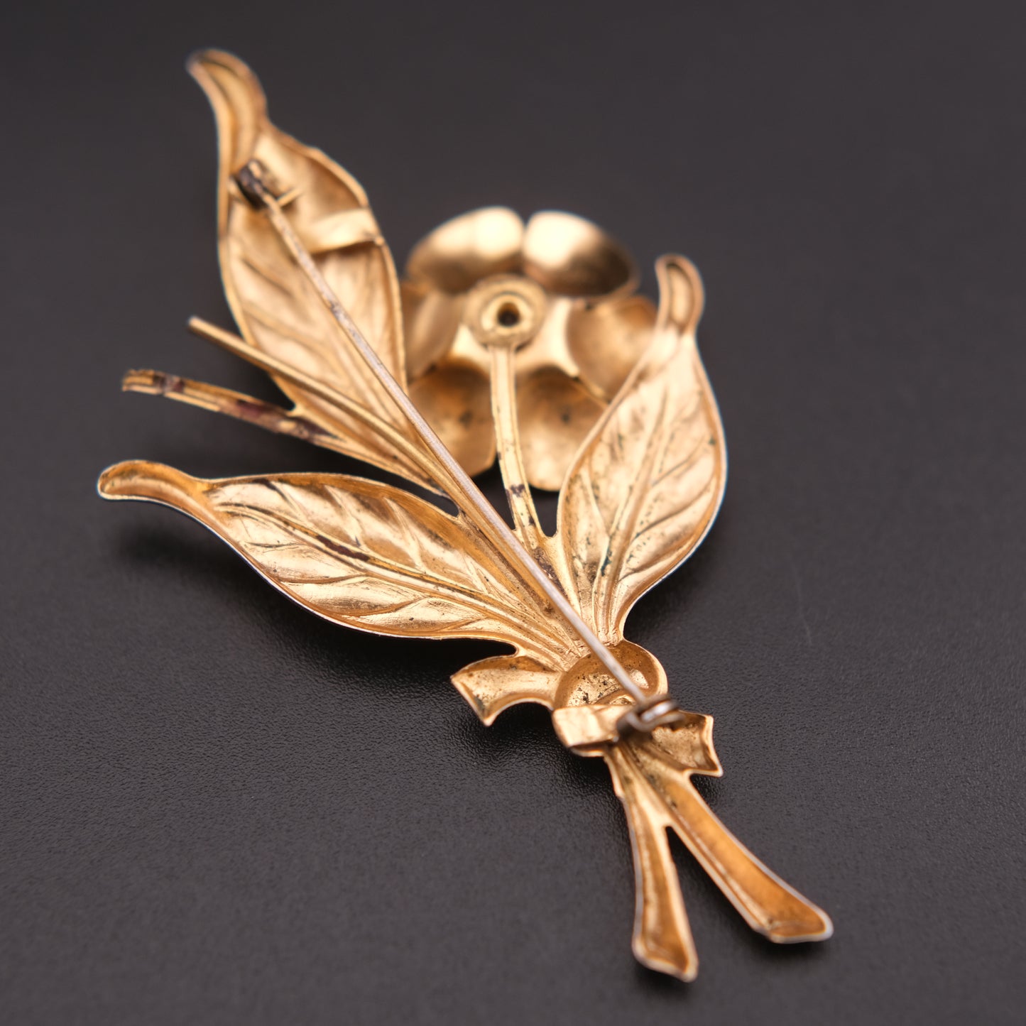 ❤️ Vintage 1940s Gold Tone Floral Spray Brooch with Purple Resin Flower