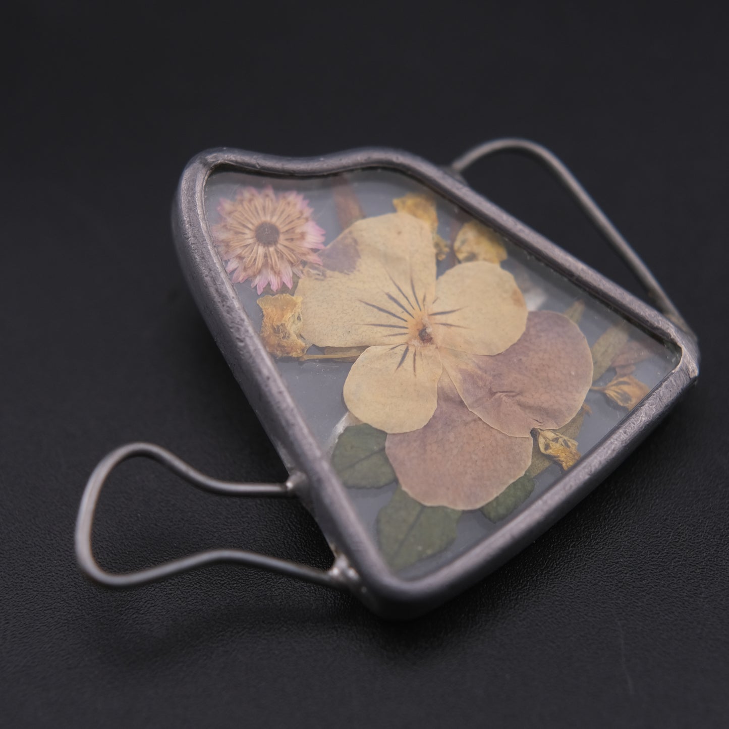 ❤️ Vintage Pressed Flower Resin Brooch Silver Tone Handmade Botanical Pin