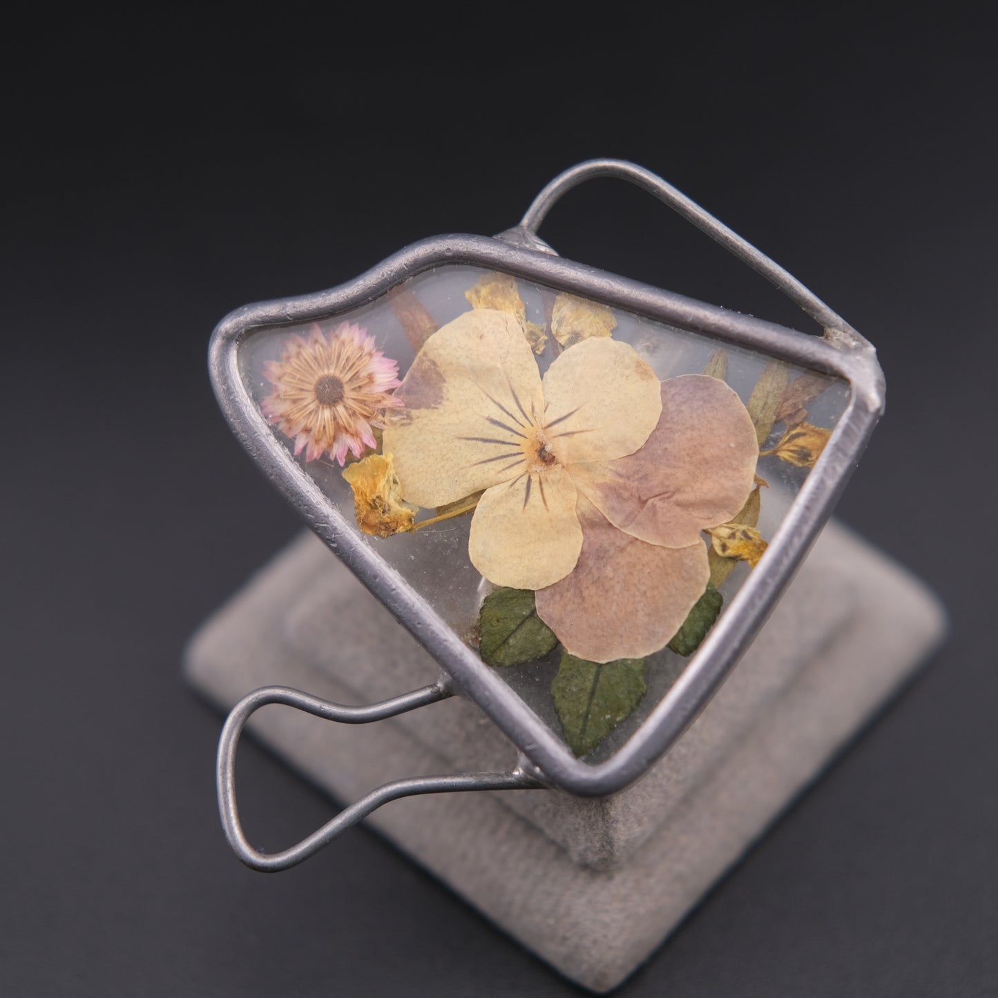 ❤️ Vintage Pressed Flower Resin Brooch Silver Tone Handmade Botanical Pin