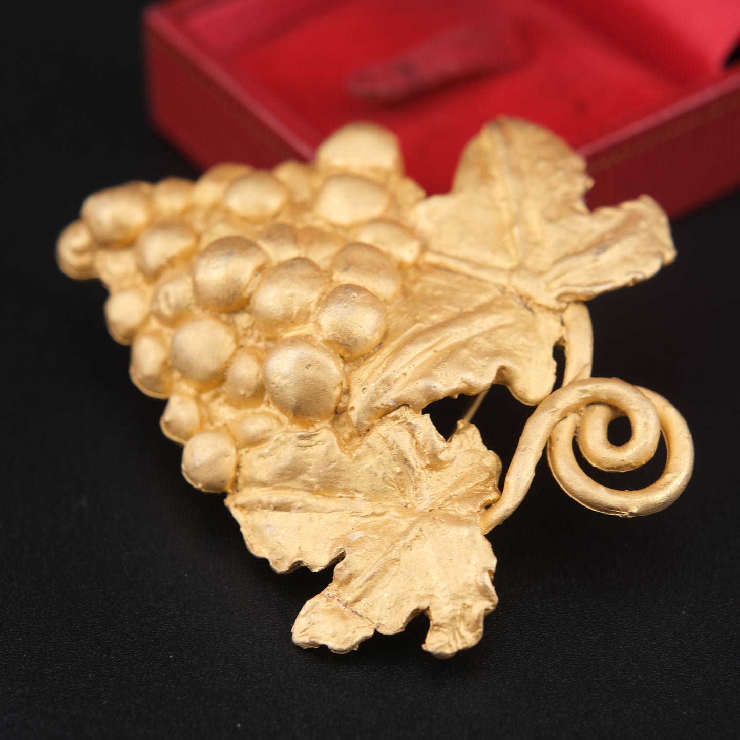 ❤️ Vintage D'elfa Paris Grape Cluster Brooch – Gold Tone Botanical Design