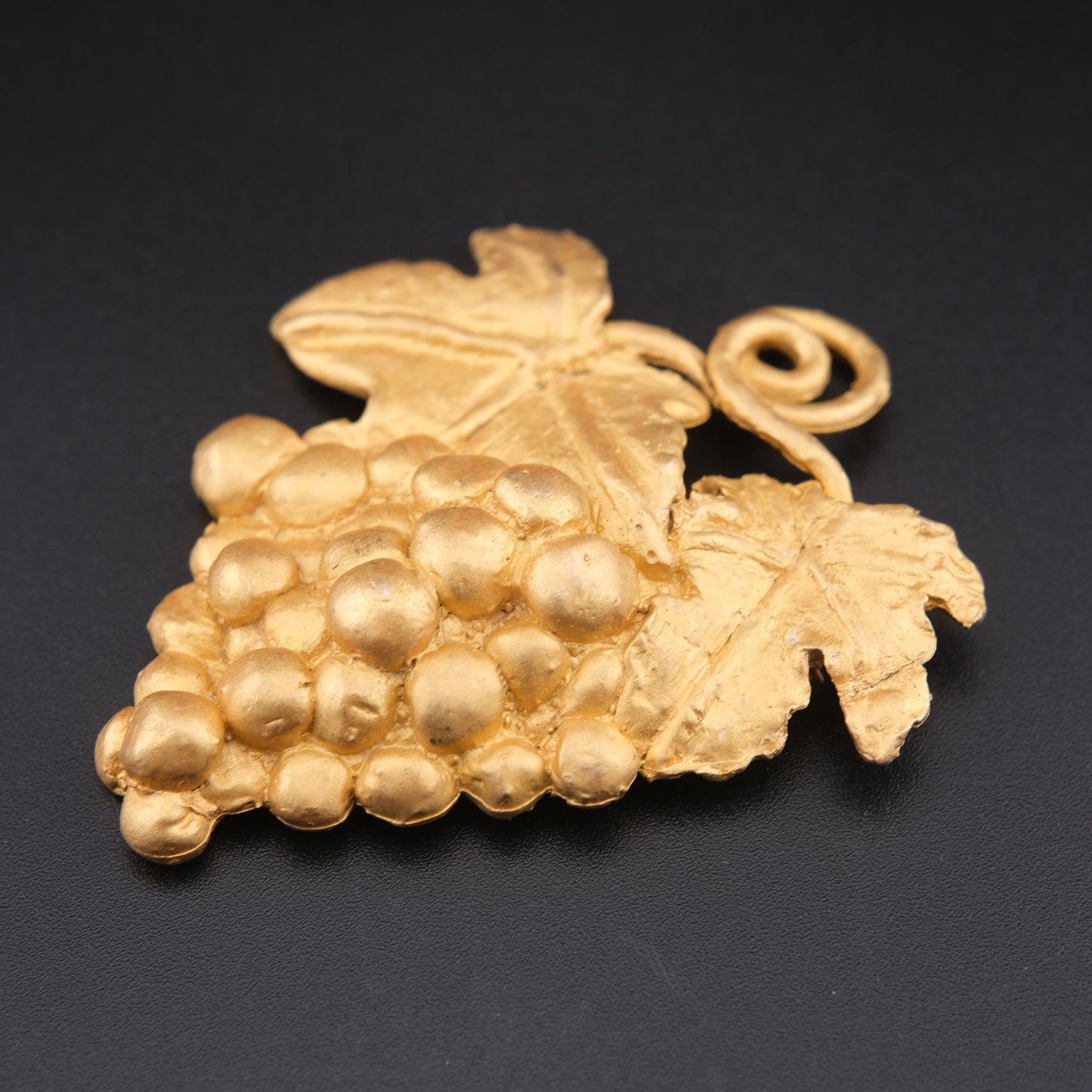 ❤️ Vintage D'elfa Paris Grape Cluster Brooch – Gold Tone Botanical Design