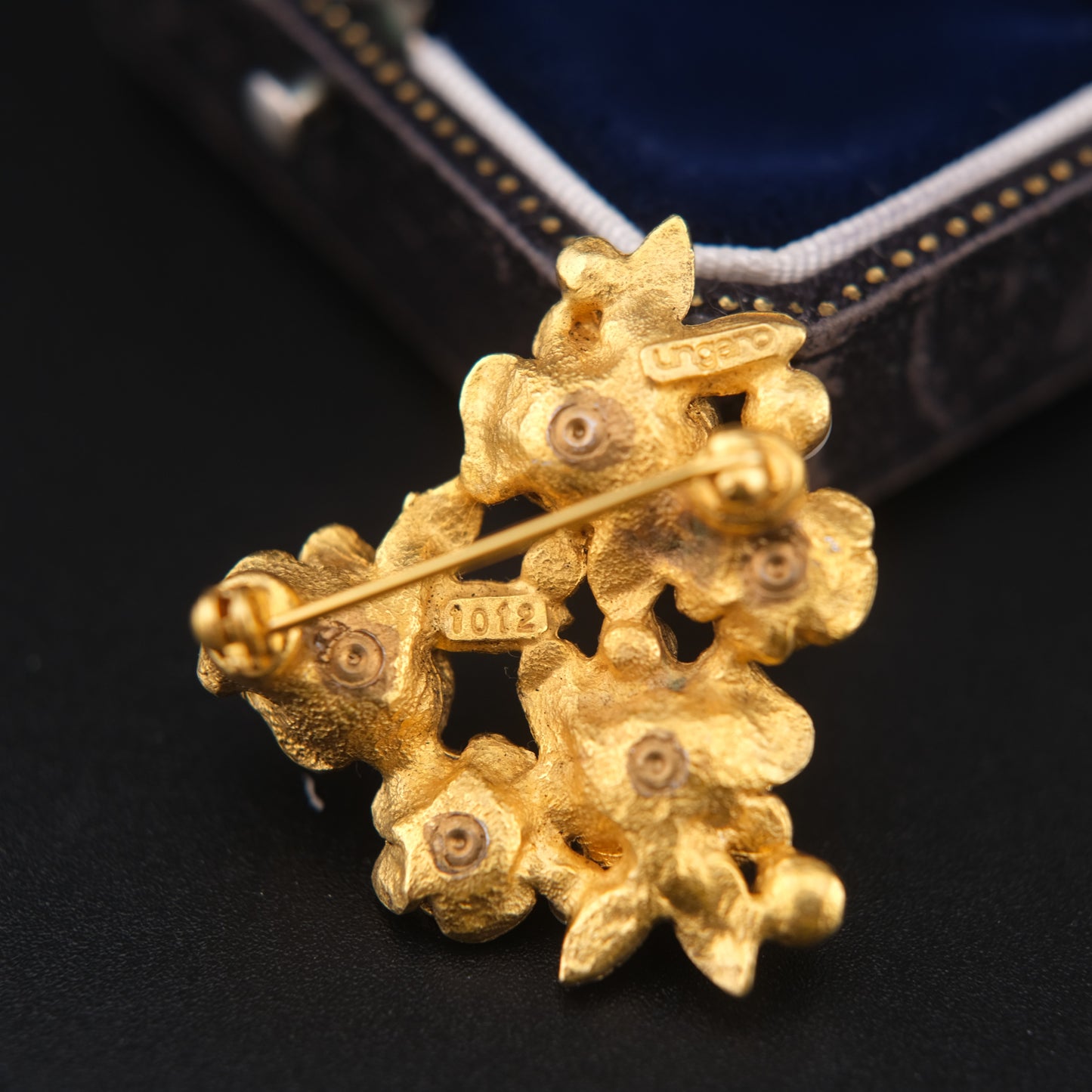 ❤️ Vintage Ungaro Paris Gold Tone Rose & Faux Pearl Brooch