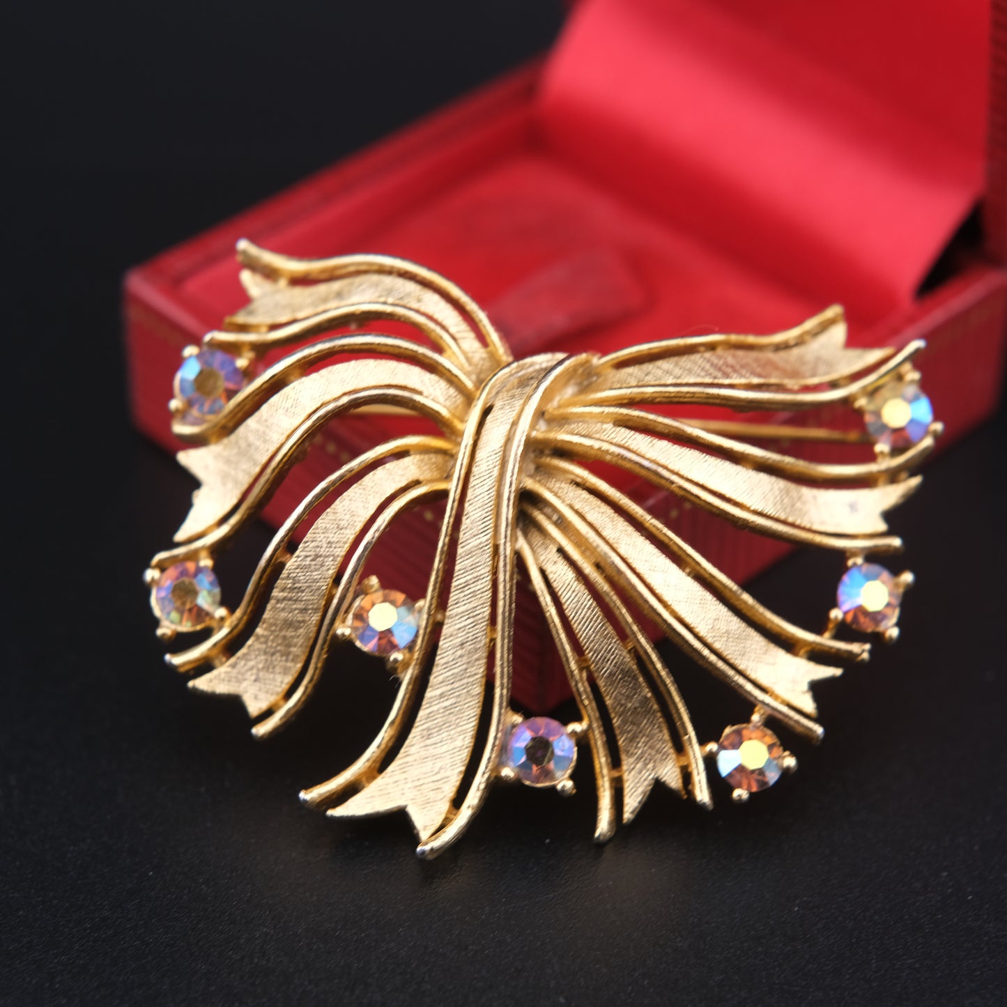 ❤️ Vintage Lisner Sculptural Bow / Ribbon Brooch – Brushed Gold Tone with Aurora Borealis Rhinestones