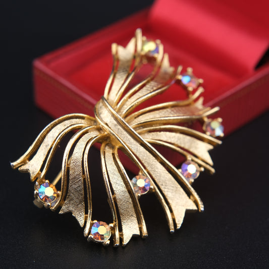 ❤️ Vintage Lisner Sculptural Bow / Ribbon Brooch – Brushed Gold Tone with Aurora Borealis Rhinestones