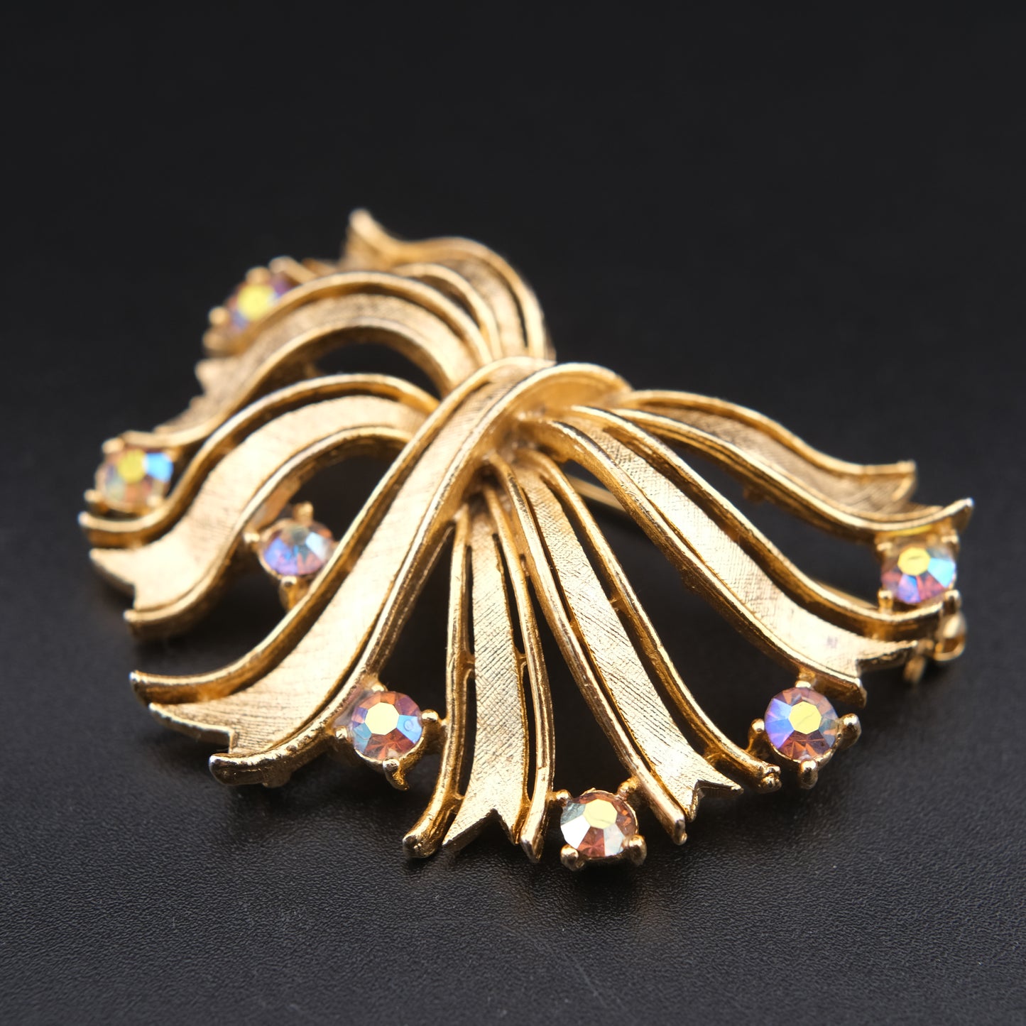 ❤️ Vintage Lisner Sculptural Bow / Ribbon Brooch – Brushed Gold Tone with Aurora Borealis Rhinestones