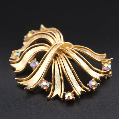 ❤️ Vintage Lisner Sculptural Bow / Ribbon Brooch – Brushed Gold Tone with Aurora Borealis Rhinestones