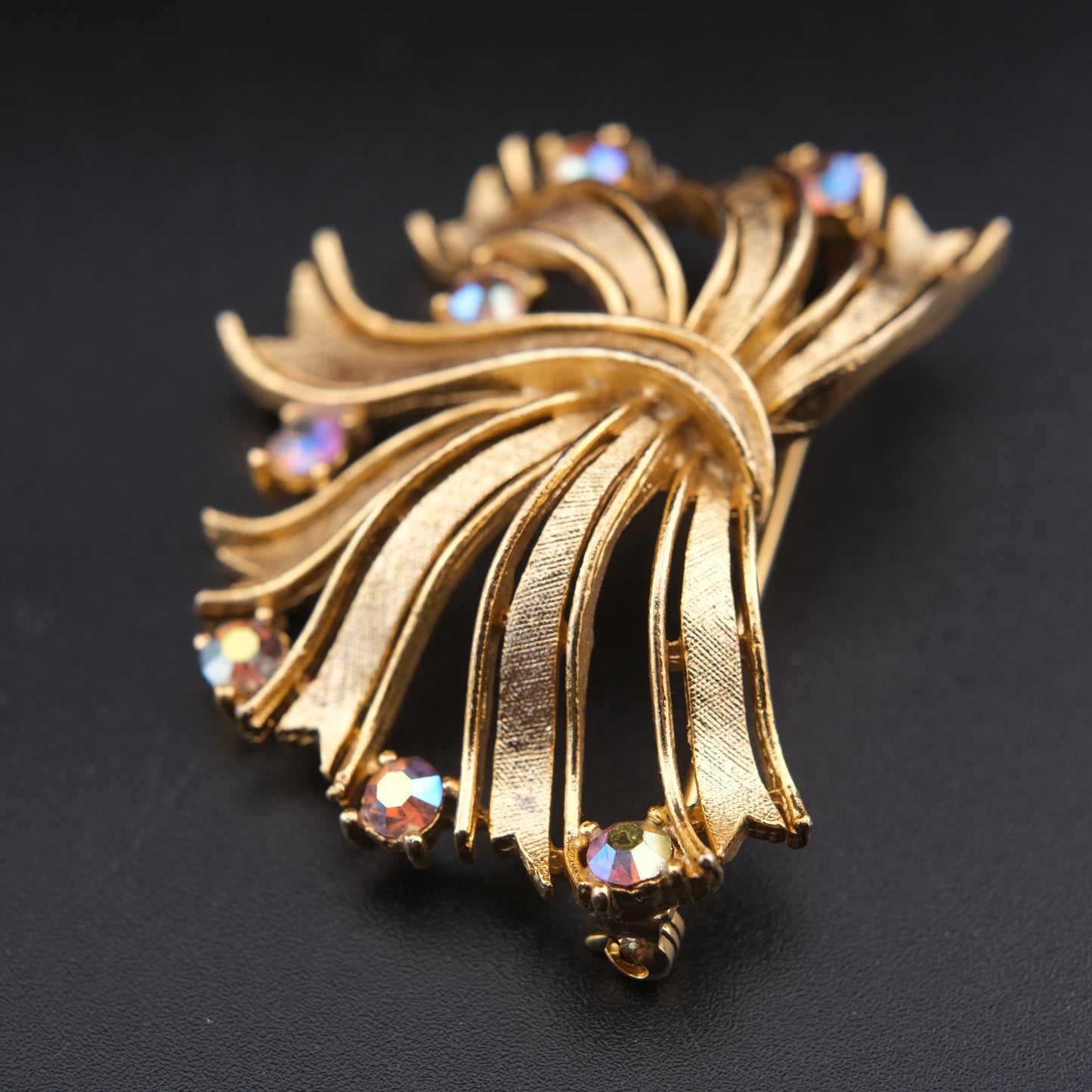 ❤️ Vintage Lisner Sculptural Bow / Ribbon Brooch – Brushed Gold Tone with Aurora Borealis Rhinestones