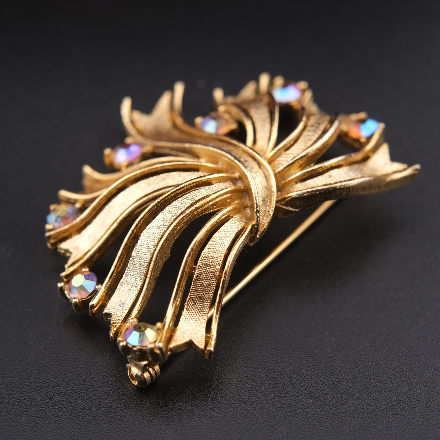 ❤️ Vintage Lisner Sculptural Bow / Ribbon Brooch – Brushed Gold Tone with Aurora Borealis Rhinestones