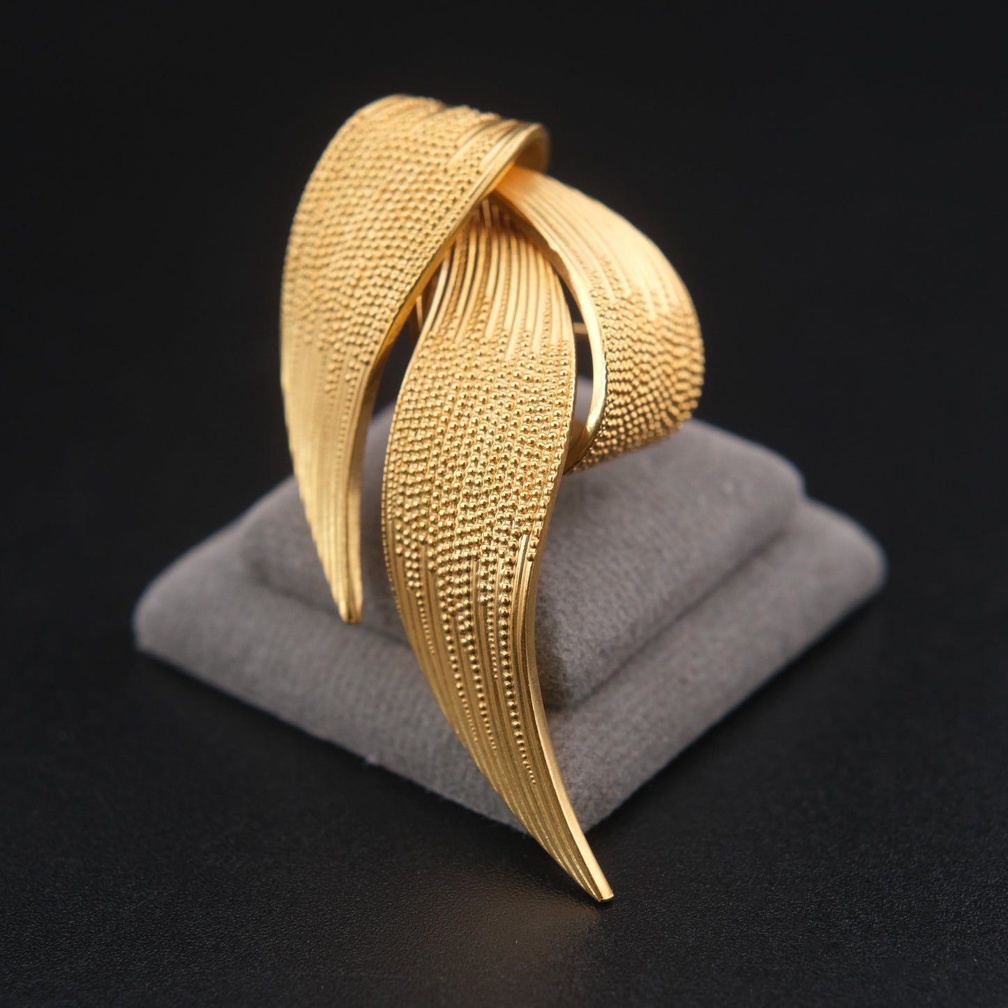 ❤️ Vintage Grossé Germany Textured Gold-Tone Sculptural Ribbon Brooch