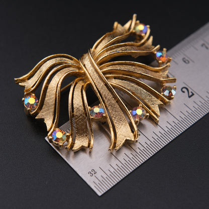 ❤️ Vintage Lisner Sculptural Bow / Ribbon Brooch – Brushed Gold Tone with Aurora Borealis Rhinestones