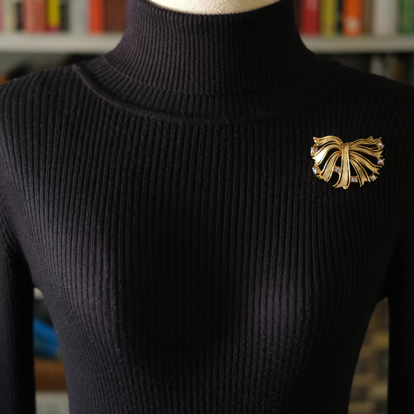 ❤️ Vintage Lisner Sculptural Bow / Ribbon Brooch – Brushed Gold Tone with Aurora Borealis Rhinestones