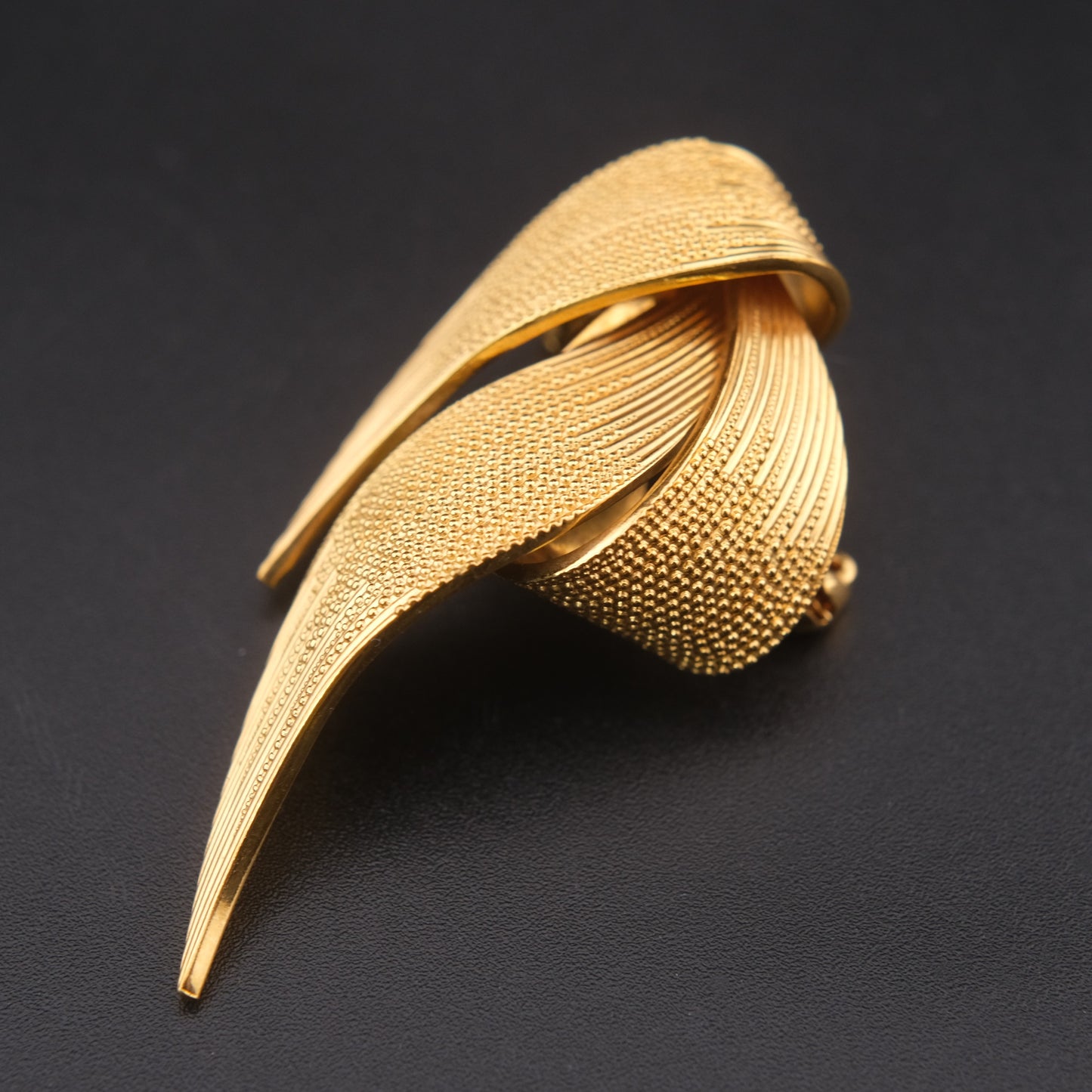 ❤️ Vintage Grossé Germany Textured Gold-Tone Sculptural Ribbon Brooch