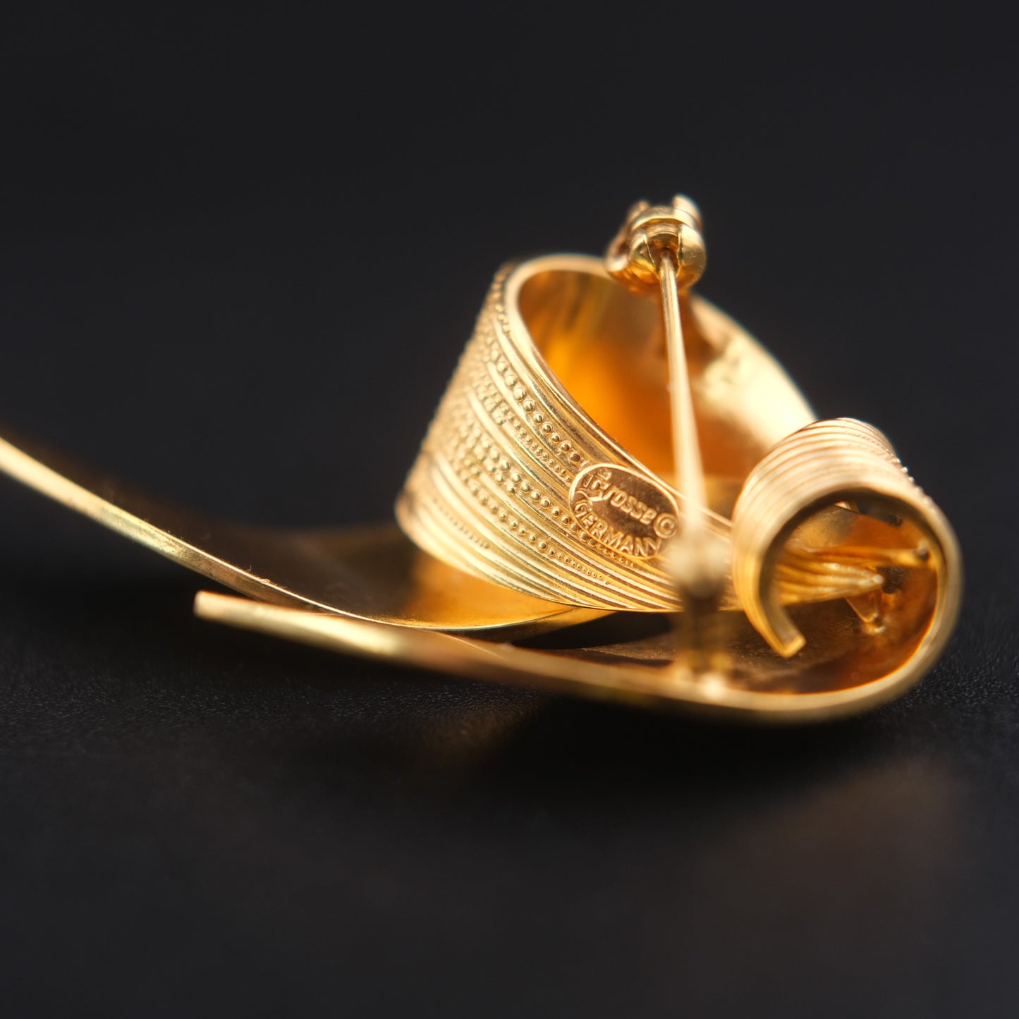 ❤️ Vintage Grossé Germany Textured Gold-Tone Sculptural Ribbon Brooch