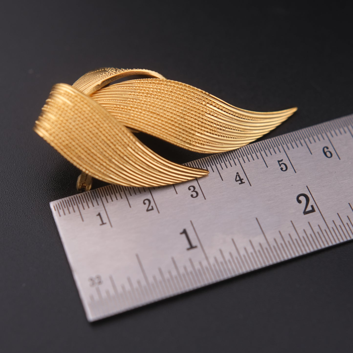 ❤️ Vintage Grossé Germany Textured Gold-Tone Sculptural Ribbon Brooch