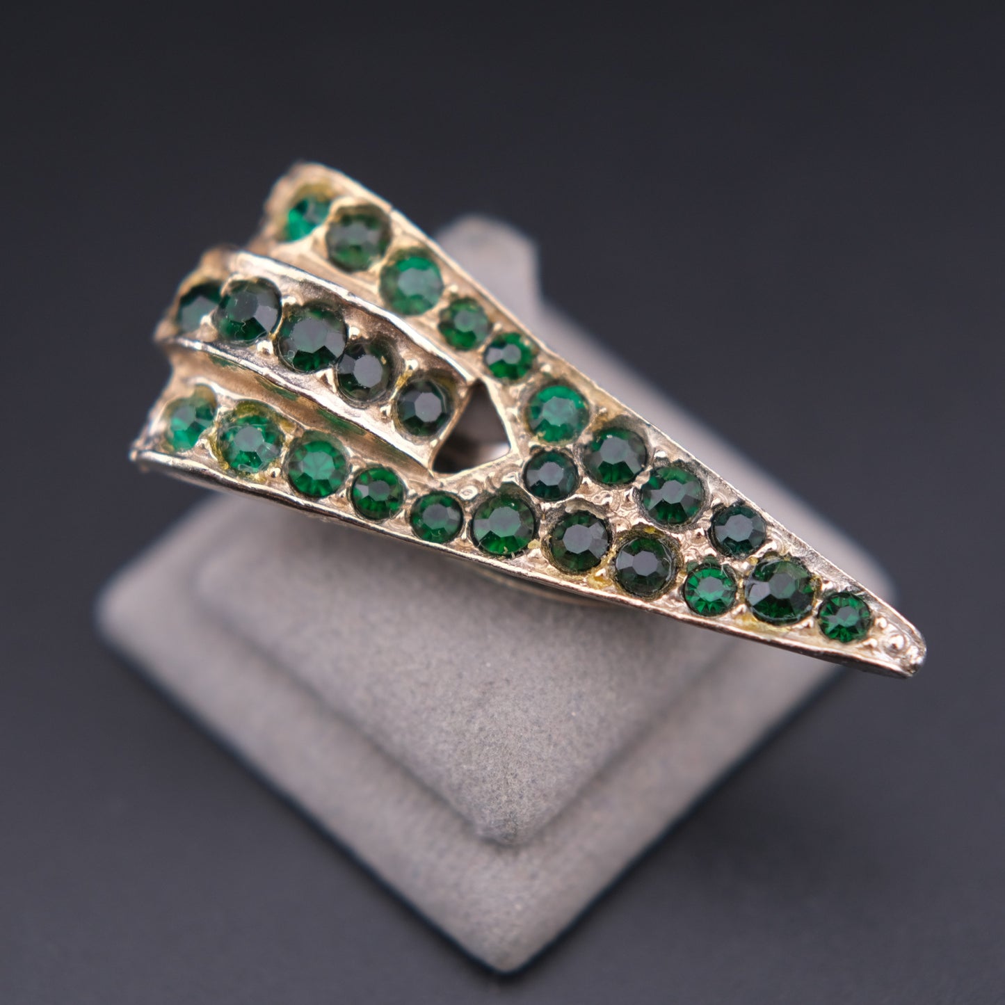❤️ Vintage H. Pomerantz NY Green Rhinestone Scarf Clip Silver Tone Triangular Wrap Scarf Ring 2”